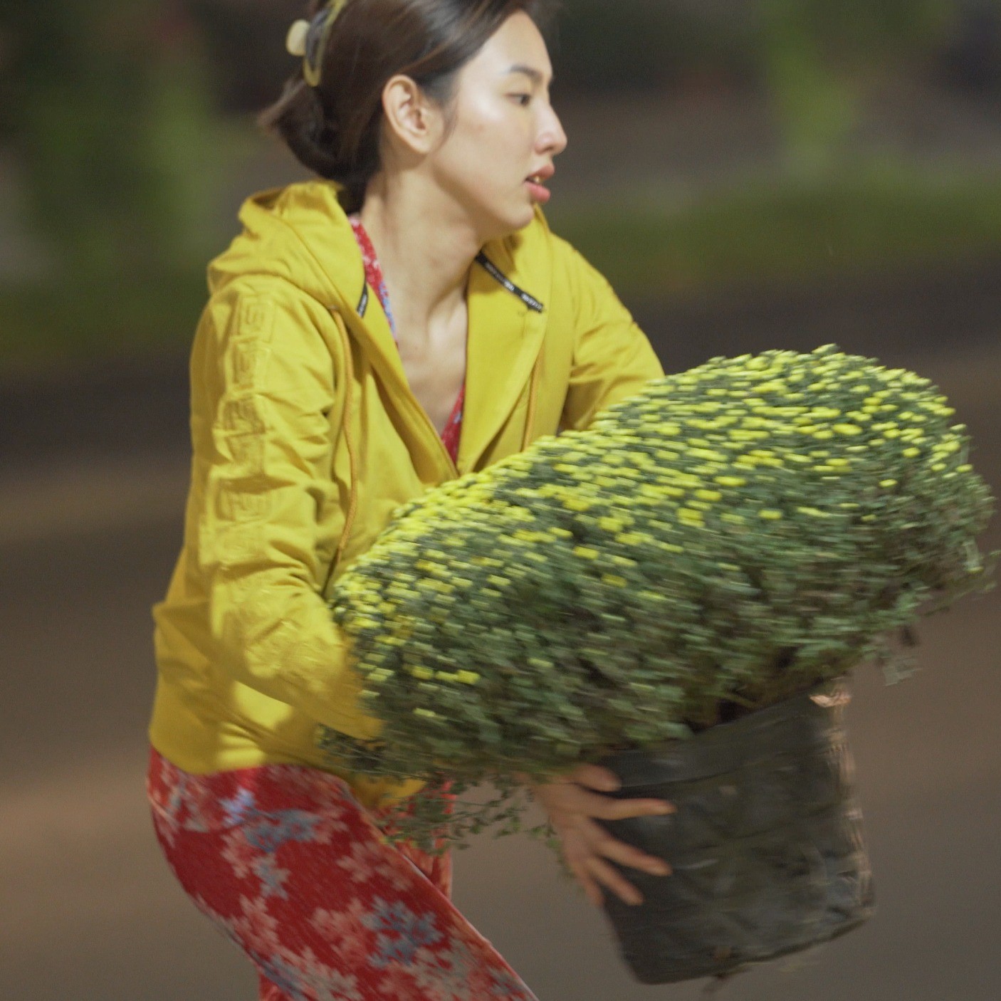 Thùy Tiên tiết lộ sự thật phía sau loạt ảnh diện đồ bộ đi chợ hoa đang gây bão