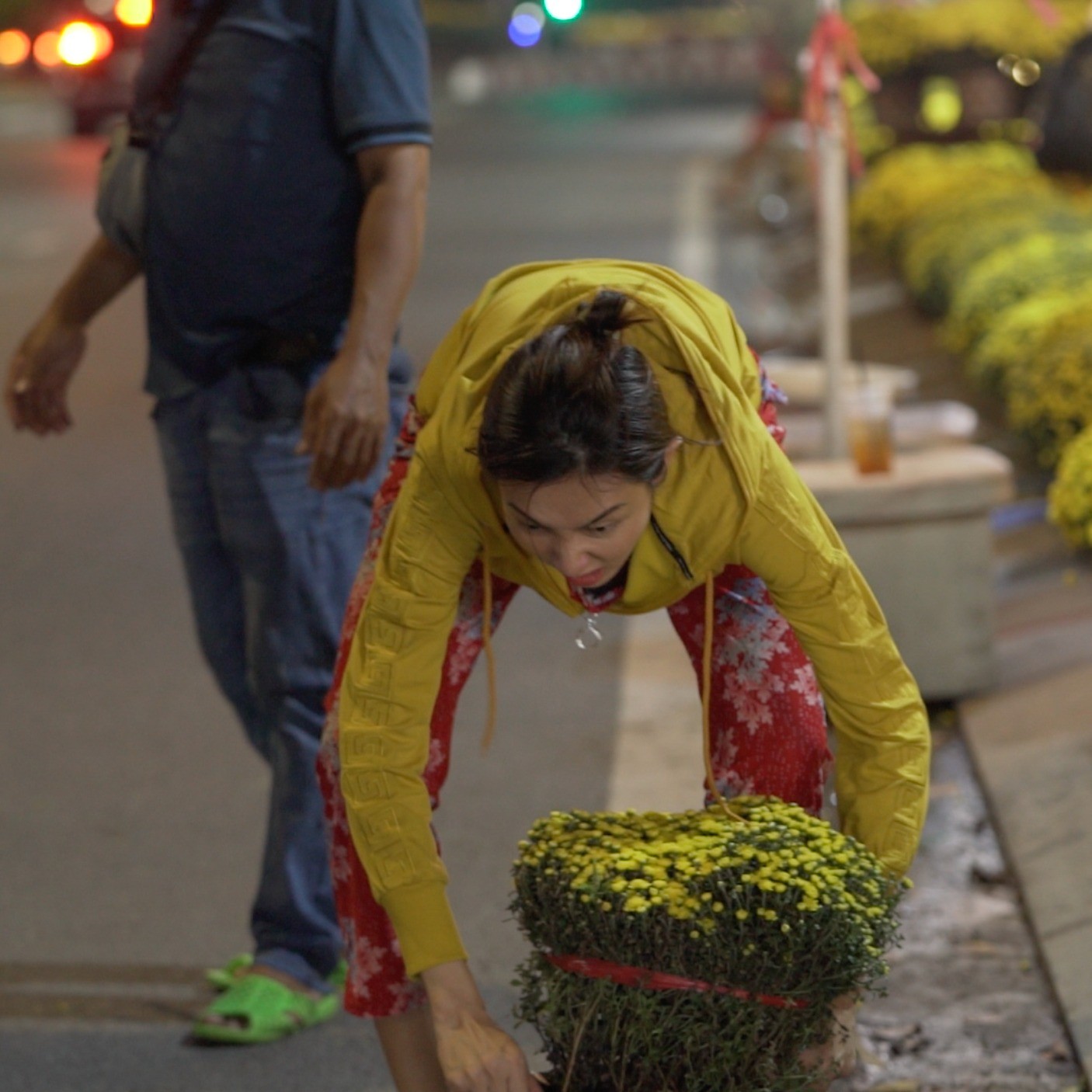 Thùy Tiên tiết lộ sự thật phía sau loạt ảnh diện đồ bộ đi chợ hoa đang gây bão