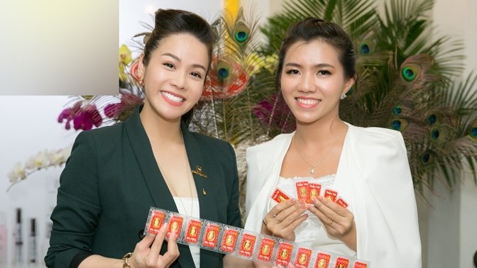 Sao Việt "chơi lớn" thưởng Tết mạnh tay cho nhân viên