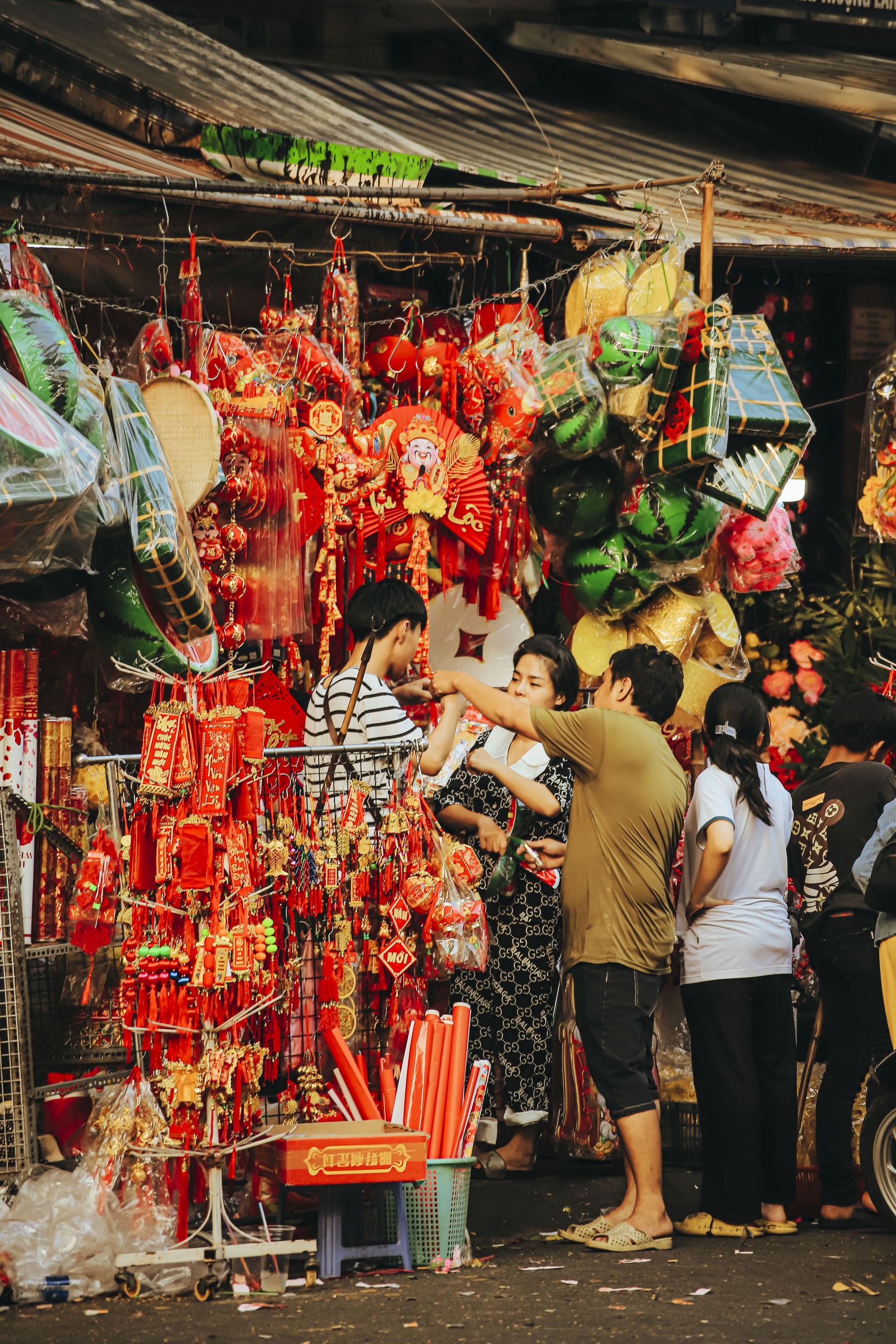 Chợ Lớn những ngày đón xuân: Lộng lẫy sắc đỏ, vàng - rộn ràng chào năm mới