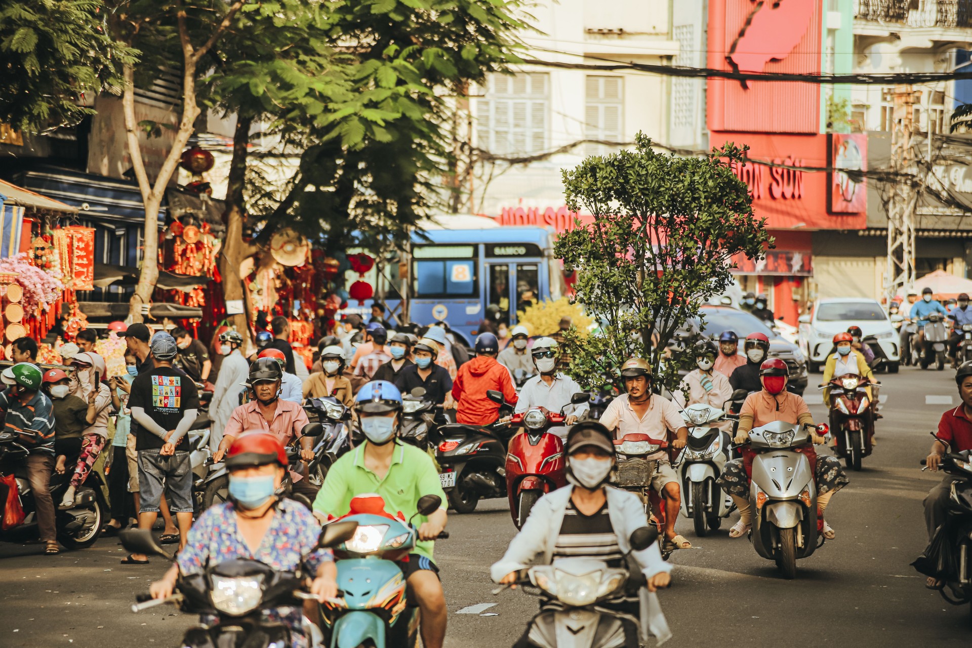 Chợ Lớn những ngày đón xuân: Lộng lẫy sắc đỏ, vàng - rộn ràng chào năm mới