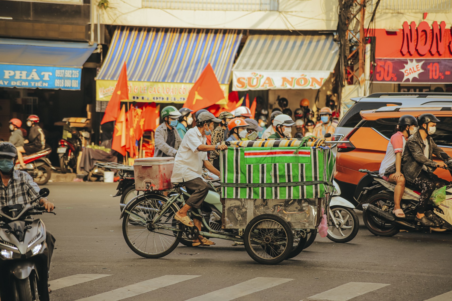 Chợ Lớn những ngày đón xuân: Lộng lẫy sắc đỏ, vàng - rộn ràng chào năm mới