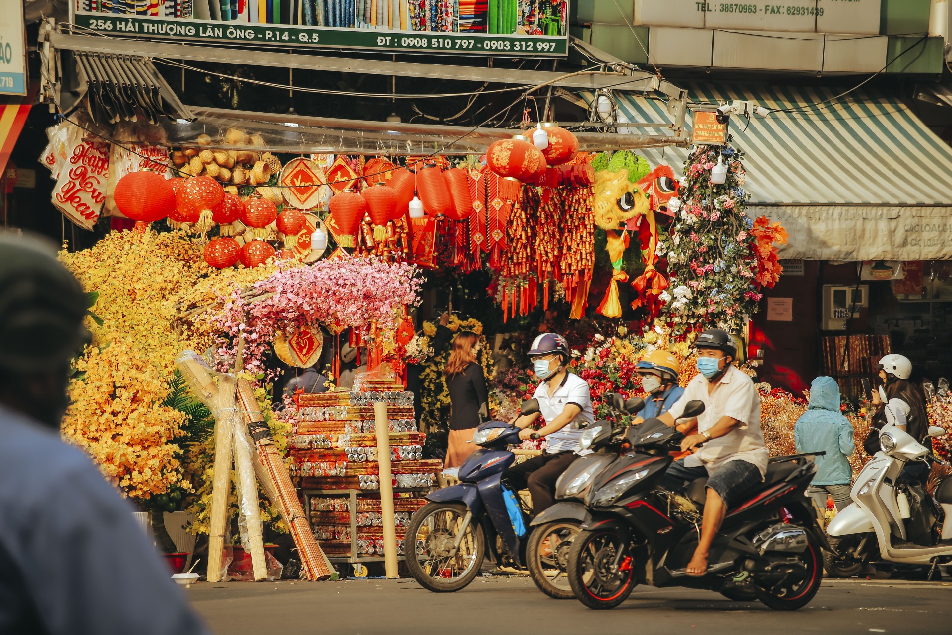 Chợ Lớn những ngày đón xuân: Lộng lẫy sắc đỏ, vàng - rộn ràng chào năm mới