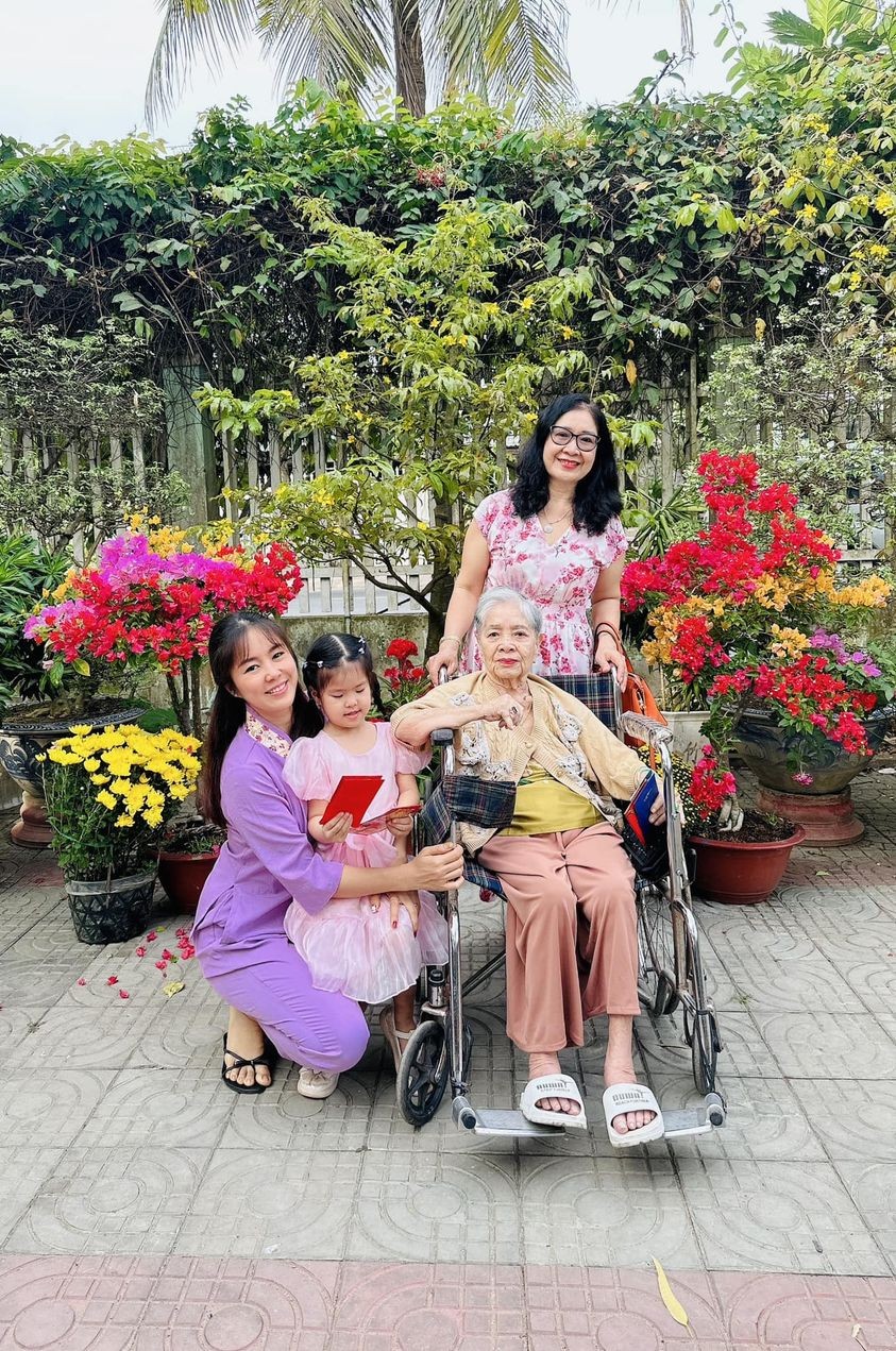 Nhan sắc 4 thế hệ phụ nữ của gia đình diễn viên Lê Phương qua khung ảnh ngày Tết