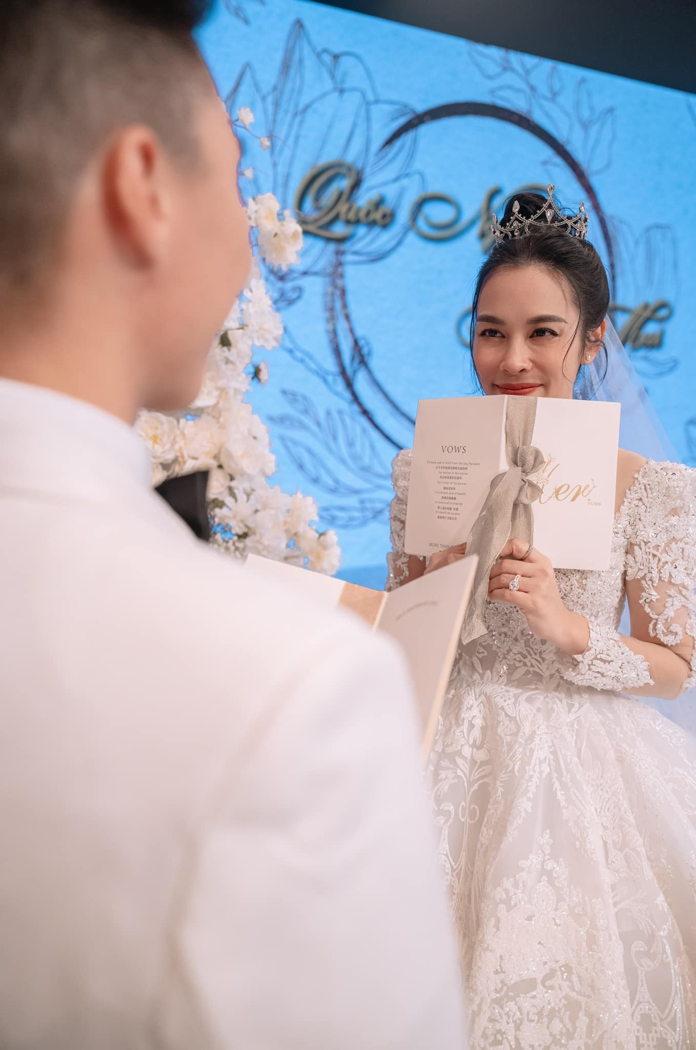 O Sen Ngọc Mai mặc váy cưới, được chồng cầu hôn trên truyền hình