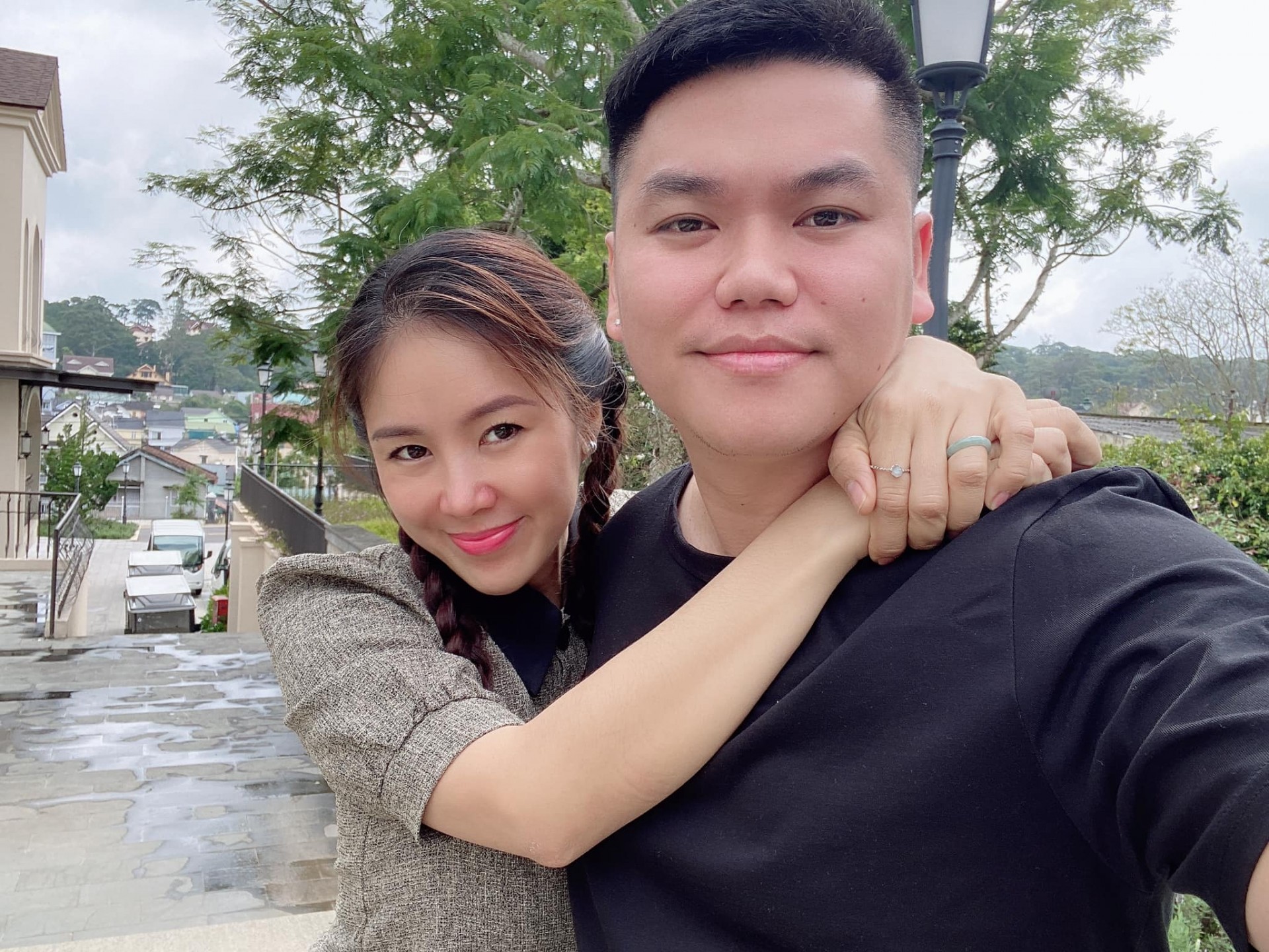 Chồng của Lê Phương xử lý tinh tế khi chứng kiến cảnh vợ âu yếm bạn diễn