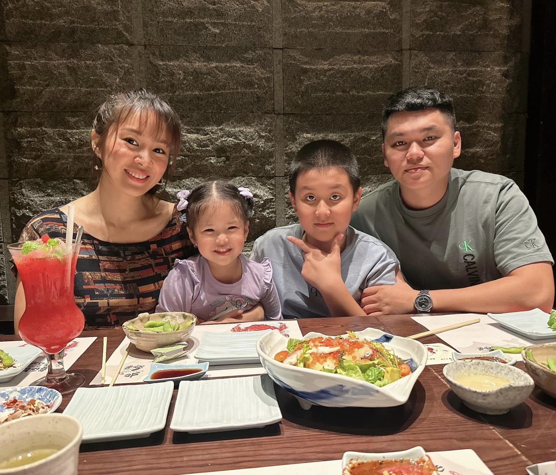 Chồng của Lê Phương xử lý tinh tế khi chứng kiến cảnh vợ âu yếm bạn diễn