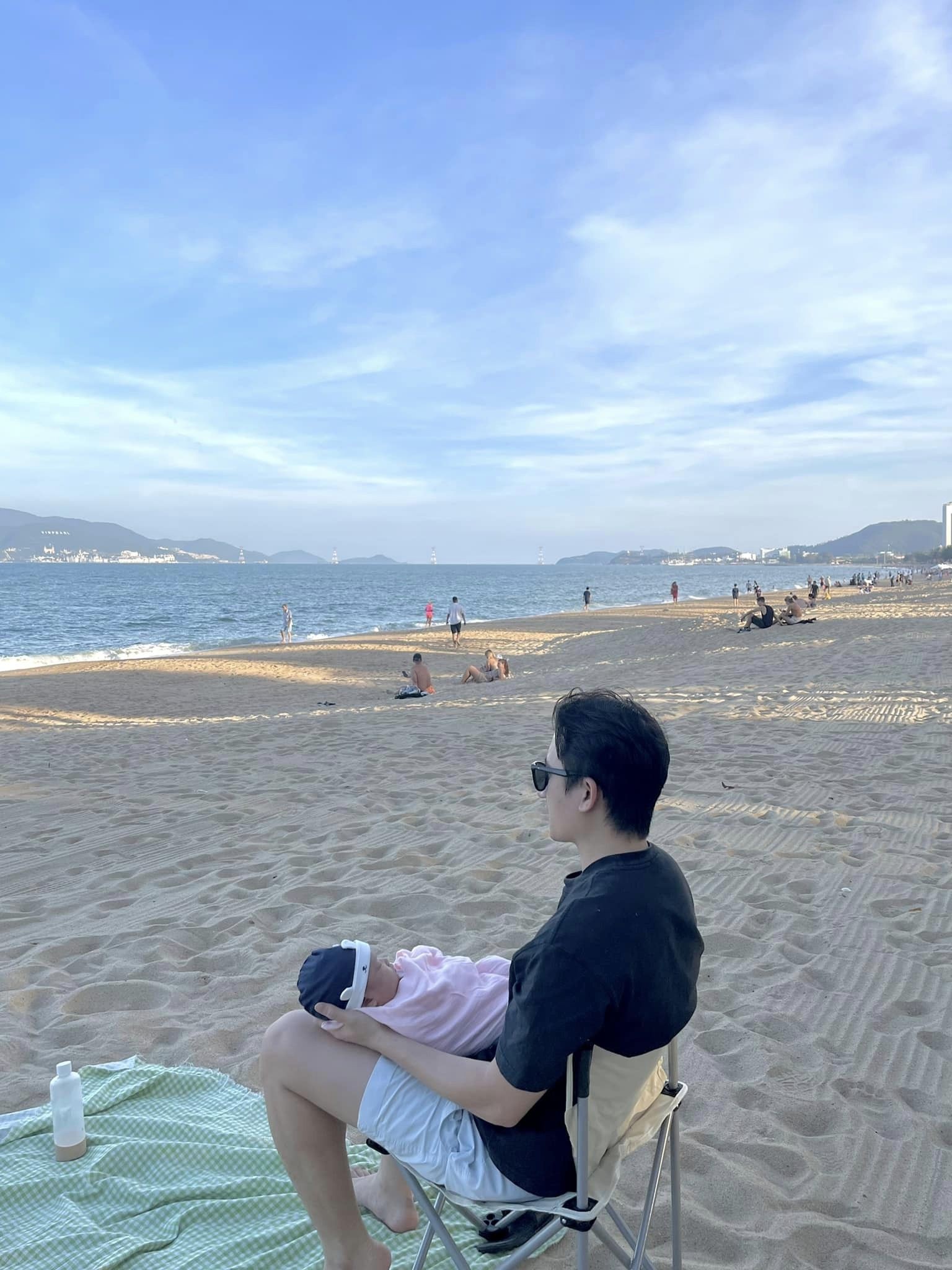 Bà xã khoe tư thế 'trầm tư' của Phan Mạnh Quỳnh khi dẫn con gái đi biển