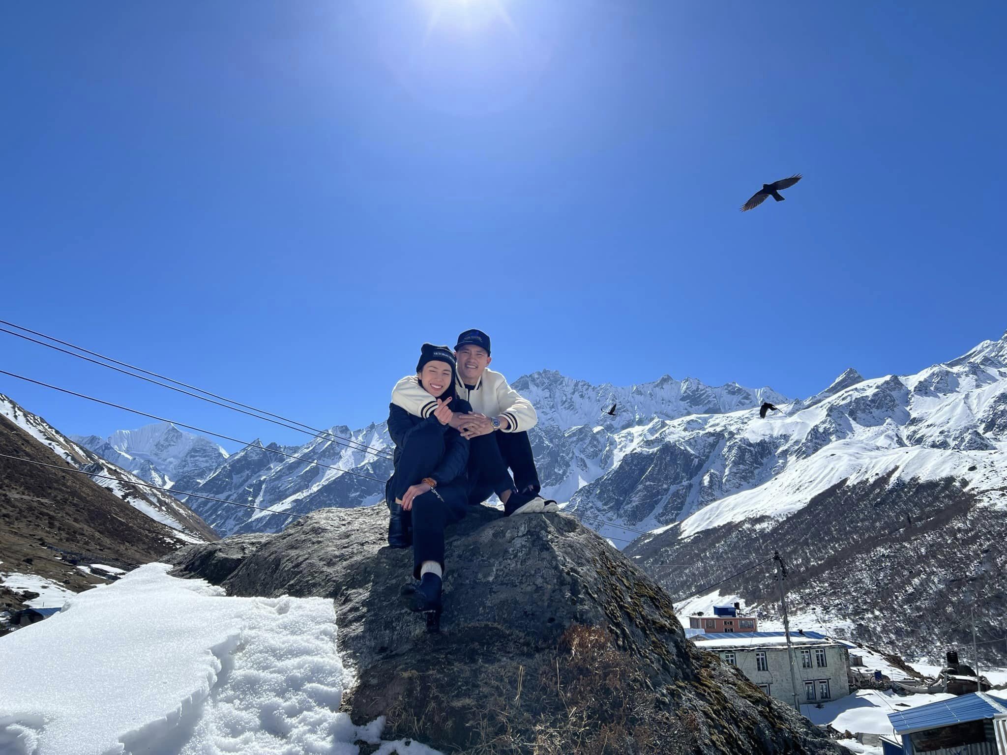 Vợ chồng Công Vinh - Thủy Tiên cùng nhau check-in đầy lãng mạn trên dãy Himalaya Vợ chồng Công Vinh - Thủy Tiên khoe ảnh lãng mạn trên dãy Himalaya