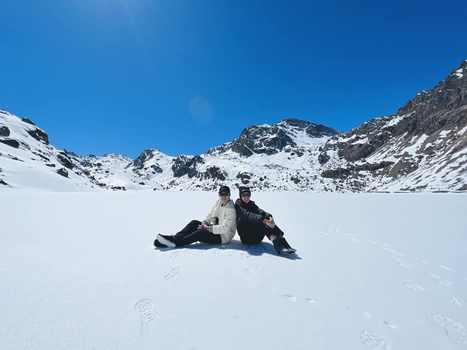 Vợ chồng Công Vinh - Thủy Tiên cùng nhau check-in đầy lãng mạn trên dãy Himalaya Vợ chồng Công Vinh - Thủy Tiên khoe ảnh lãng mạn trên dãy Himalaya