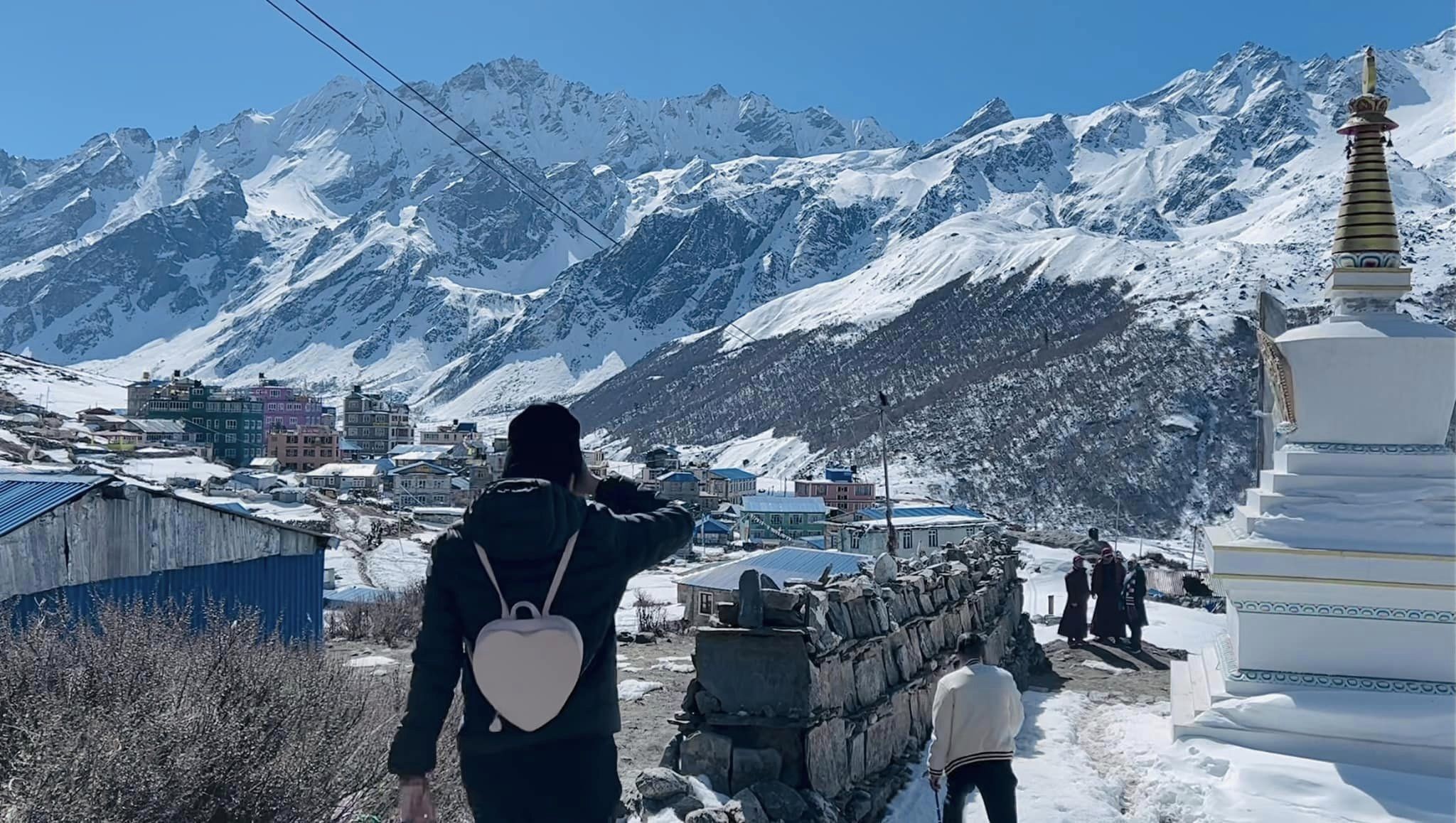 Vợ chồng Công Vinh - Thủy Tiên khoe ảnh lãng mạn trên dãy Himalaya