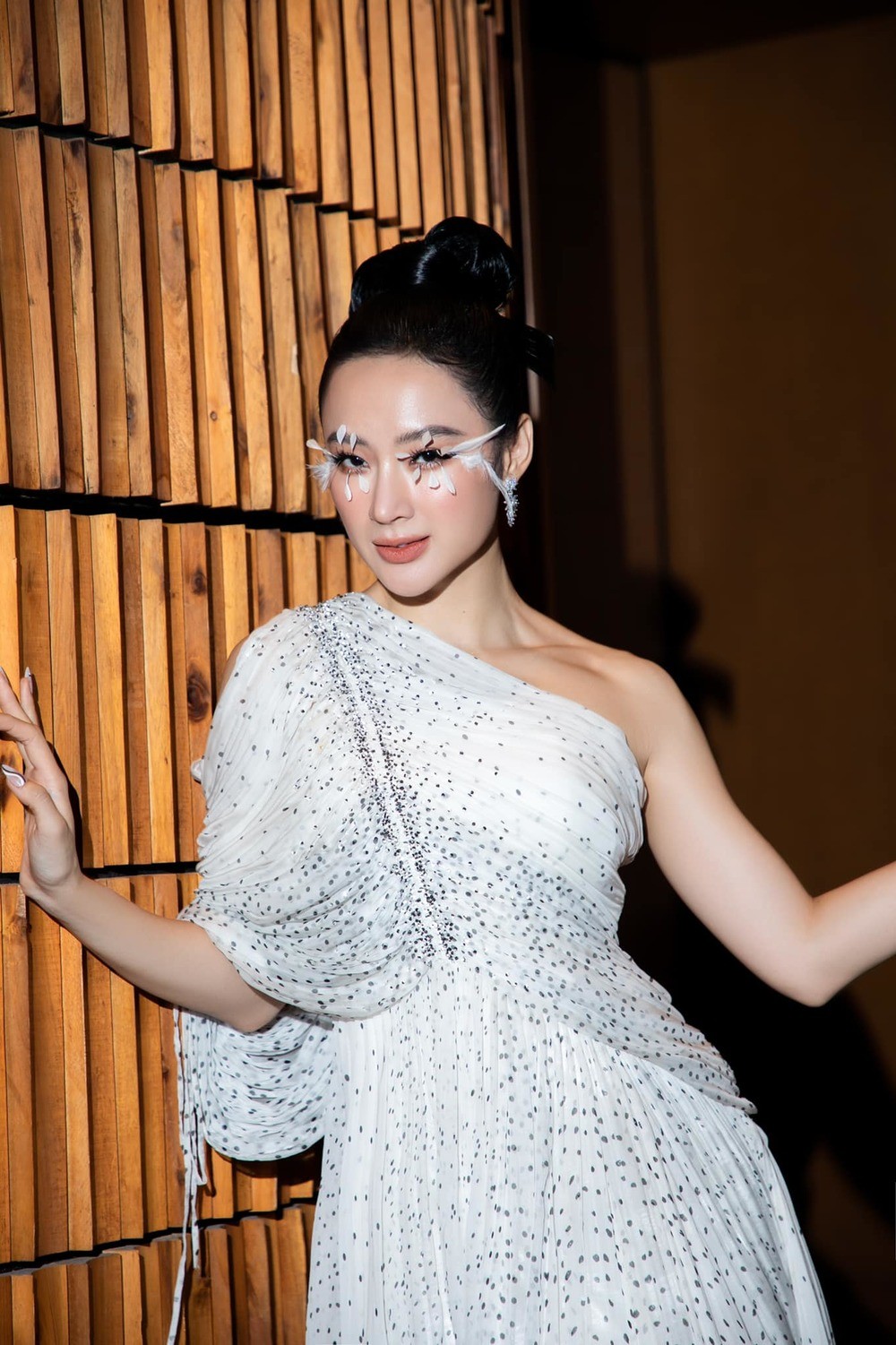 Style thảm đỏ Angela Phương Trinh: Khi váy '3 trong 1', lúc lại 'mang chim’ trên vai Angela Phương Trinh - thời trang xứng danh 'nữ hoàng thảm đỏ'