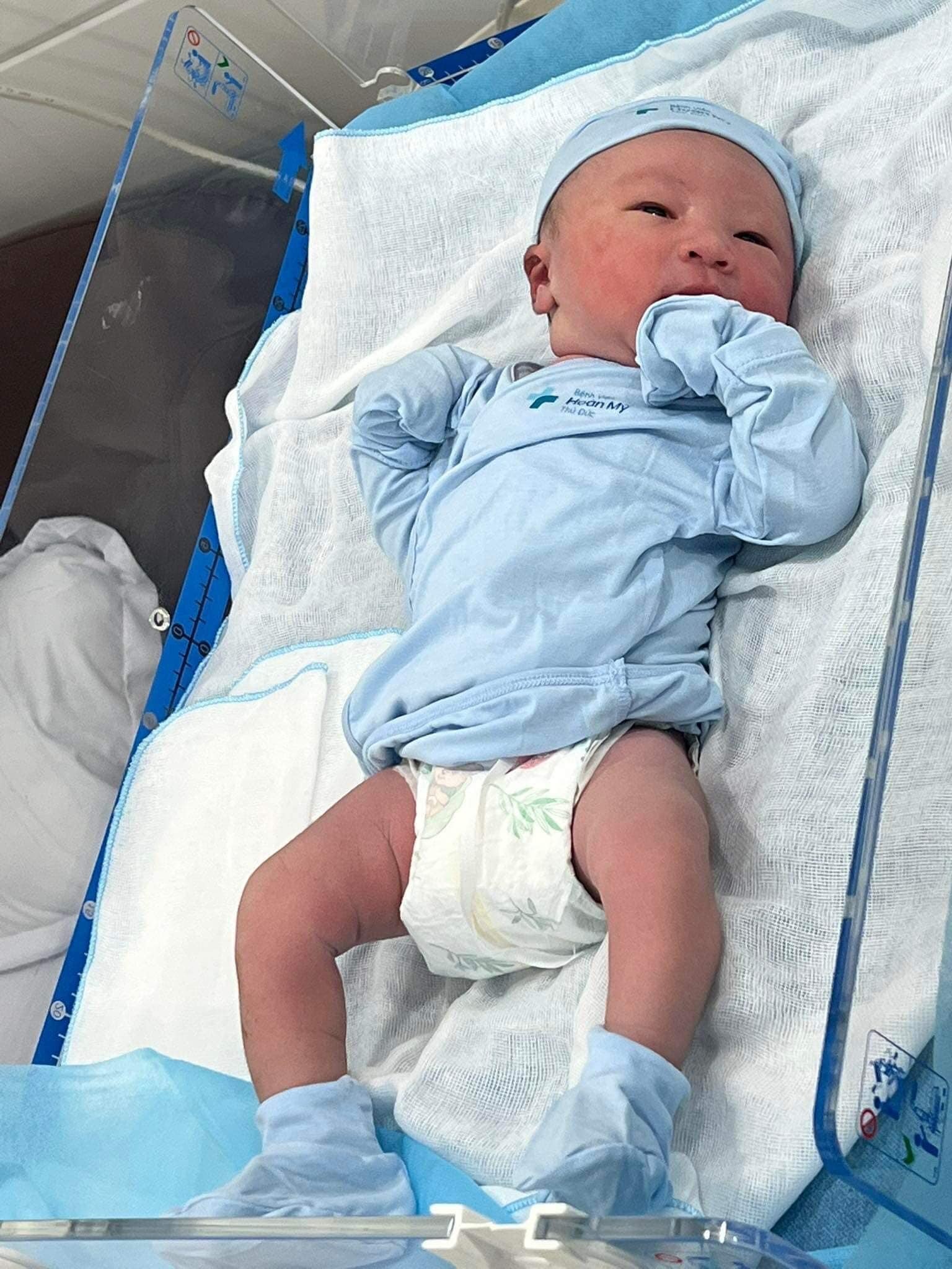 Mâu Thủy sinh con đầu lòng, biểu cảm bạn trai gây chú ý