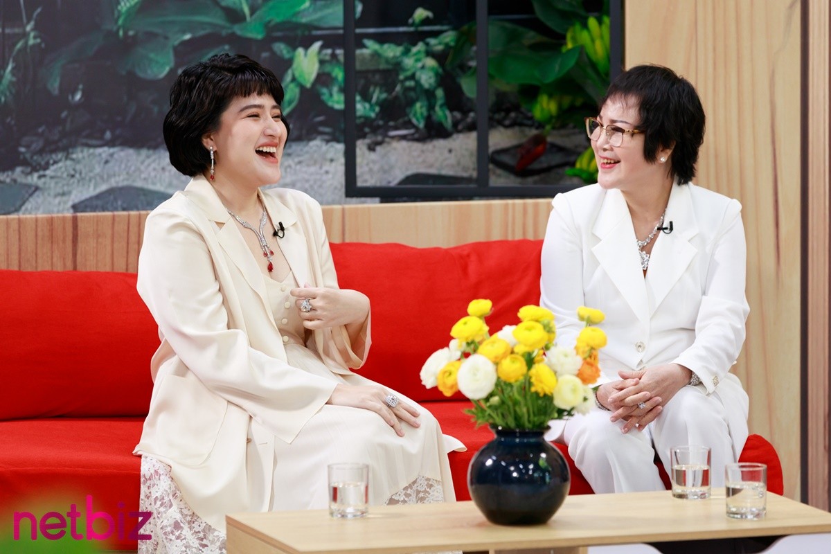 10 năm không phải làm dâu, bác sĩ Phạm Phúc Ngân tặng mẹ chồng trang sức bạc tỉ