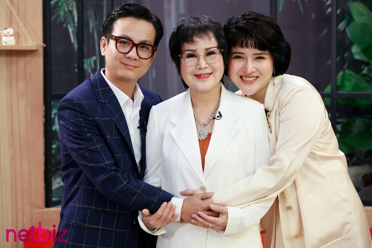 10 năm không phải làm dâu, bác sĩ Phạm Phúc Ngân tặng mẹ chồng trang sức bạc tỉ