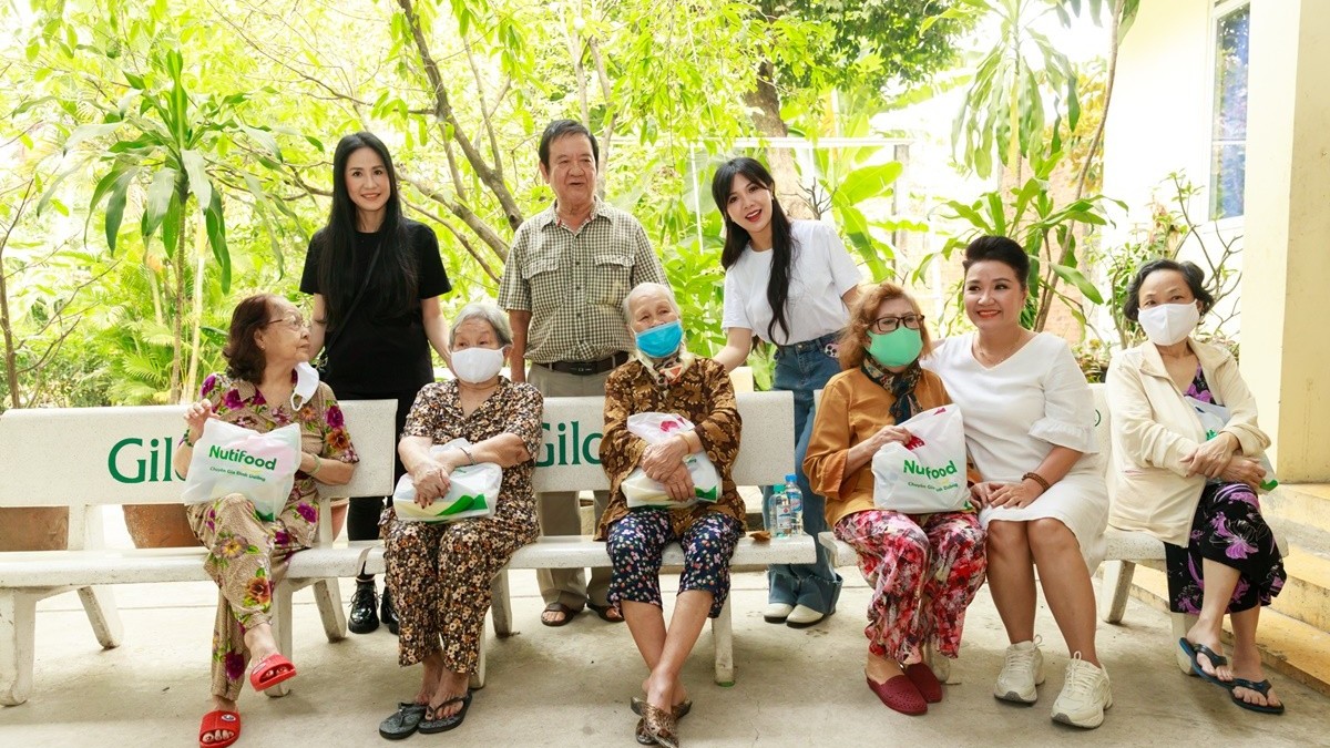 Ngân Quỳnh, Đào Vân Anh trong ‘Thanh xuân mãi cháy’ thăm viện dưỡng lão nghệ sĩ