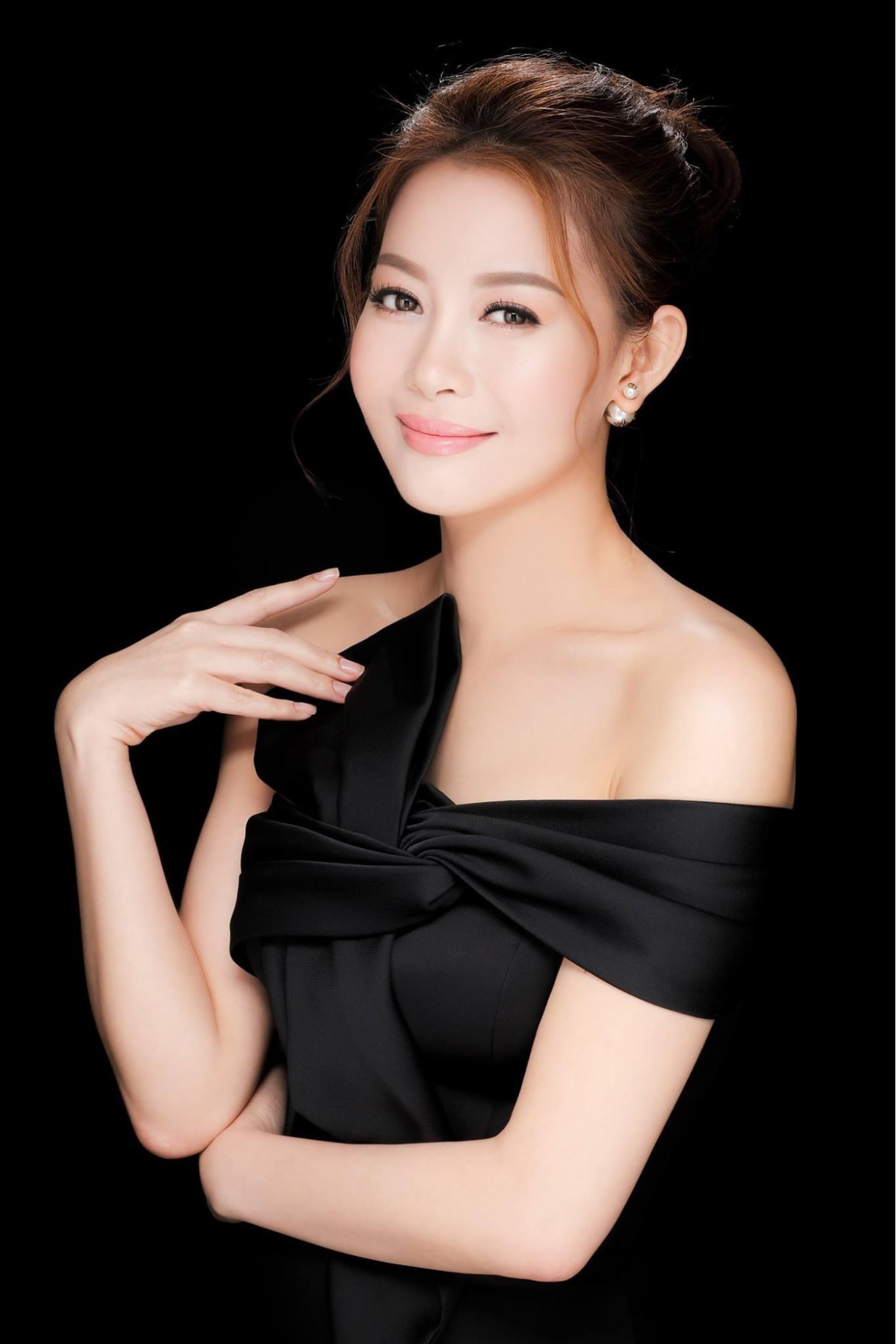 Hoa hậu Ngọc Châu bị chỉ trích 'nặng vía', Hoa hậu Hải Dương lên tiếng bênh vực