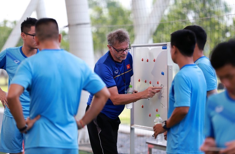 Vì ĐT Việt Nam, HLV Troussier từng từ chối lời đề nghị 'khủng' Vì ĐT Việt Nam, HLV Troussier từng từ chối lời đề nghị 'khủng'