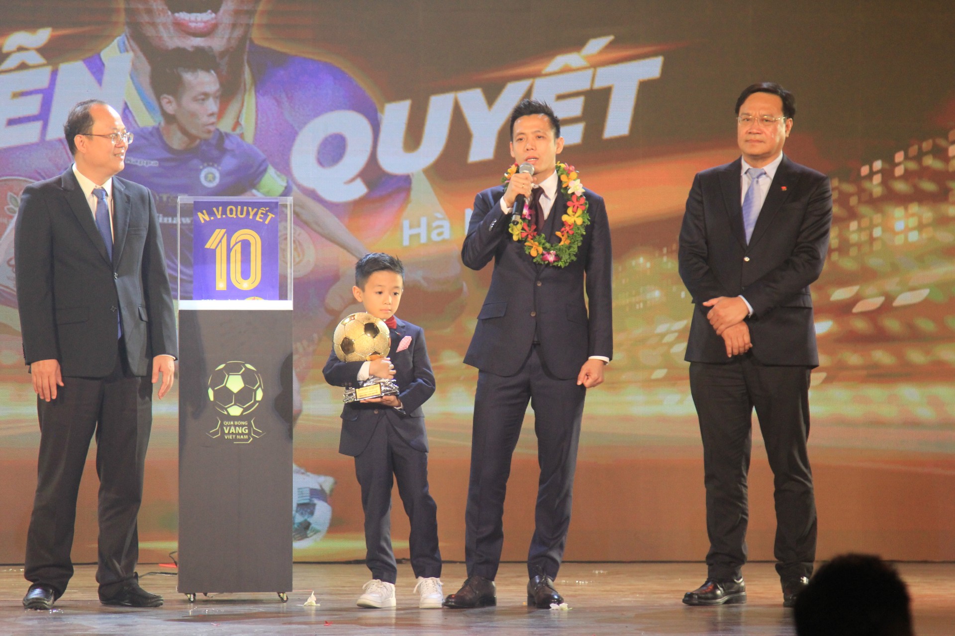 Văn Quyết giành Quả Bóng Vàng Việt Nam 2022 Văn Quyết nhắc tới người đặc biệt khi nhận Quả Bóng Vàng Việt Nam 2022