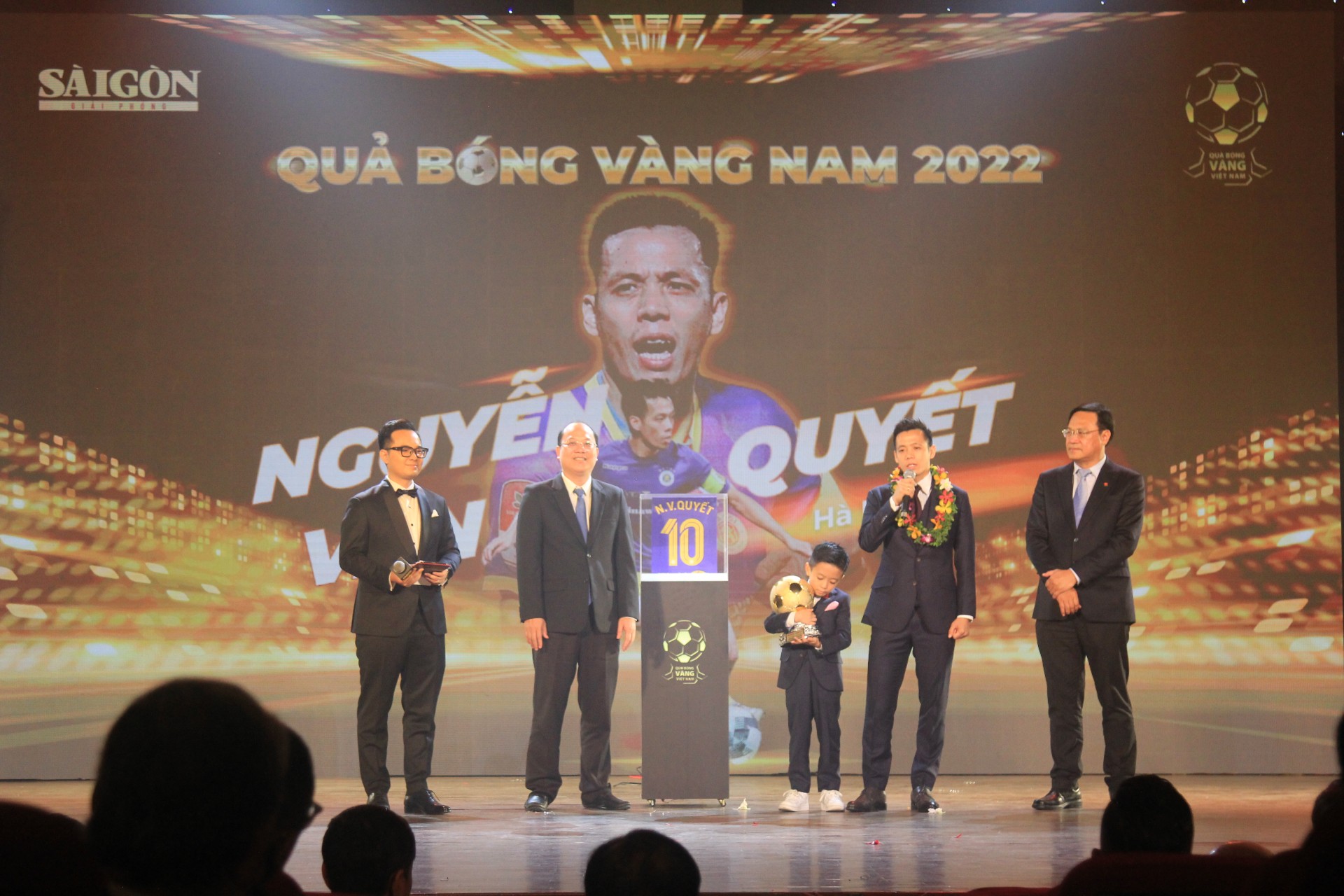 Văn Quyết nhắc tới HLV Troussier sau khi nhận Quả Bóng Vàng 2022