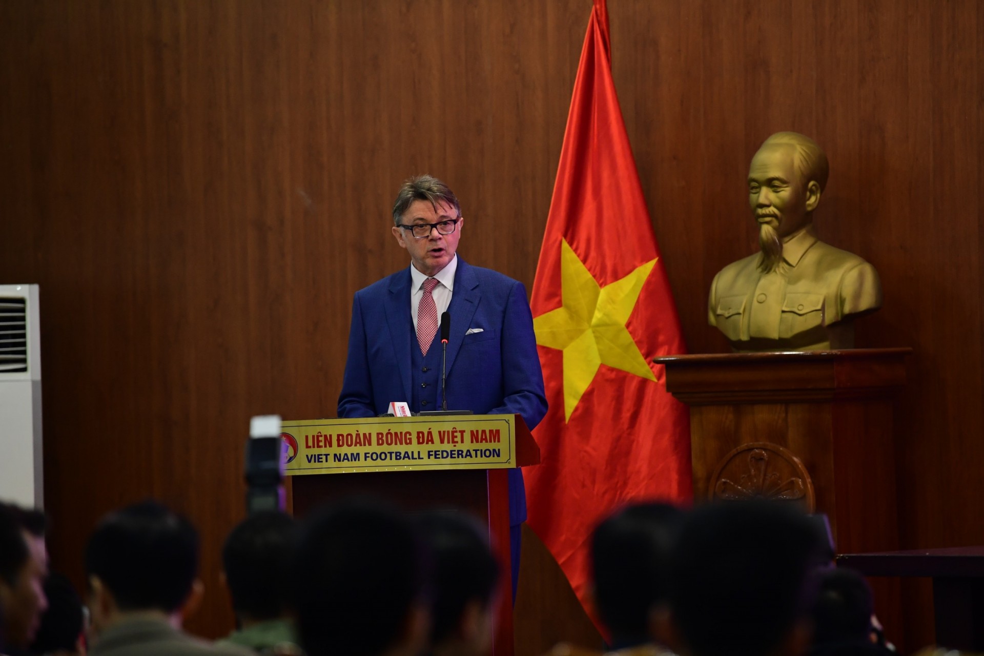 HLV Troussier: 'Việt Nam dự World Cup không phải là giấc mơ viễn vong' HLV Troussier: 'Việt Nam dự World Cup không phải là giấc mơ viển vông'