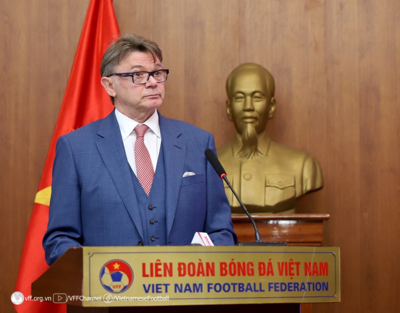 HLV Troussier: 'Việt Nam dự World Cup không phải là giấc mơ viễn vong' HLV Troussier: 'Việt Nam dự World Cup không phải là giấc mơ viển vông'