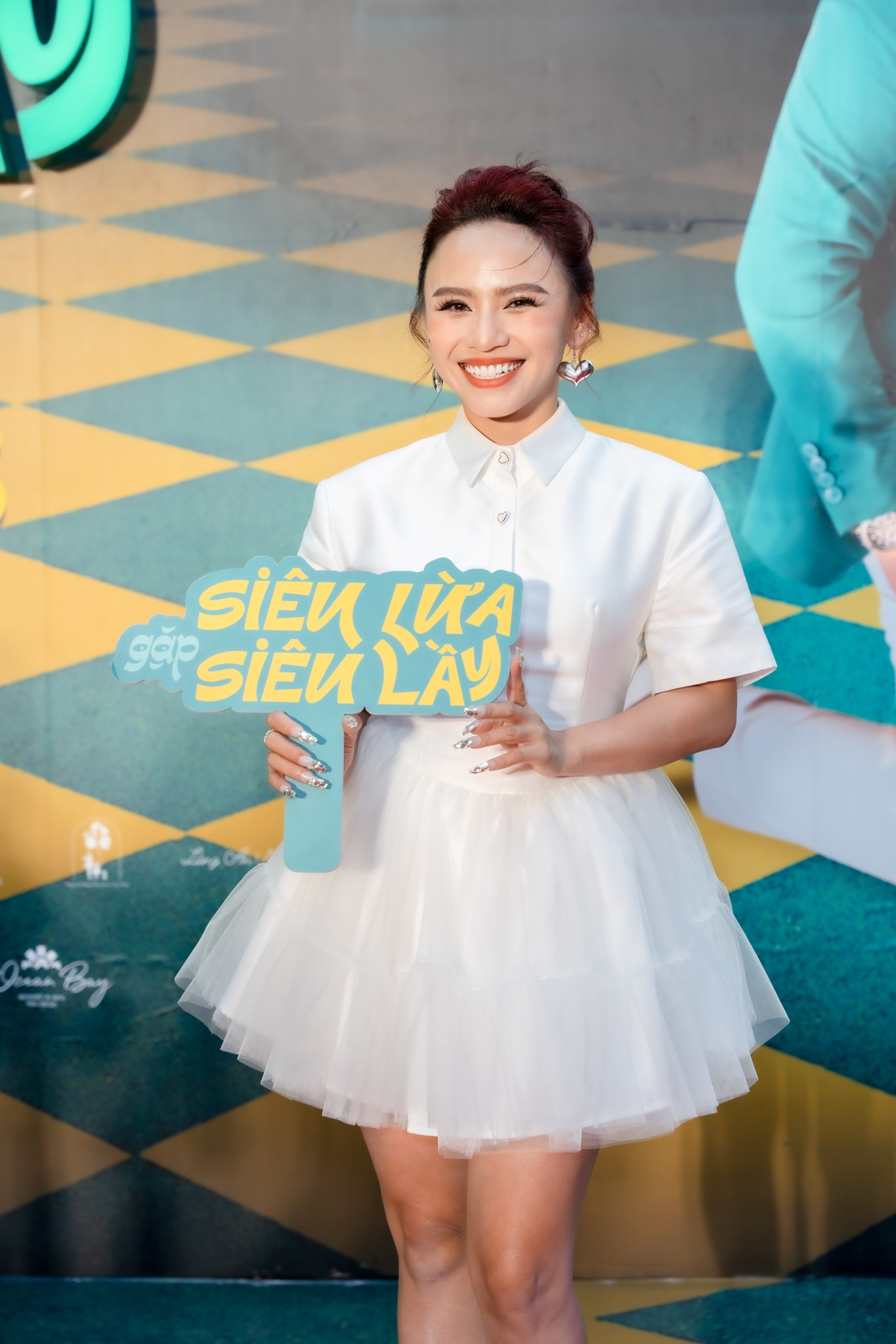 Dàn sao đổ bộ thảm đỏ ‘Siêu lừa gặp siêu lầy’: Thu Trang gợi cảm, Khánh Vân catwalk siêu cuốn Dàn sao đổ bộ thảm đỏ ‘Siêu lừa gặp siêu lầy’: Thu Trang gợi cảm, Khánh Vân catwalk siêu cuốn