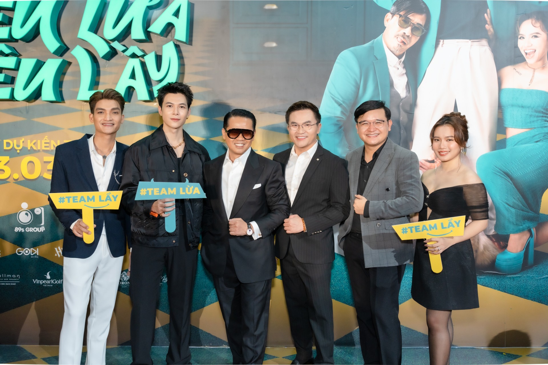Dàn sao đổ bộ thảm đỏ ‘Siêu lừa gặp siêu lầy’: Thu Trang gợi cảm, Khánh Vân catwalk siêu cuốn Dàn sao đổ bộ thảm đỏ ‘Siêu lừa gặp siêu lầy’: Thu Trang gợi cảm, Khánh Vân catwalk siêu cuốn