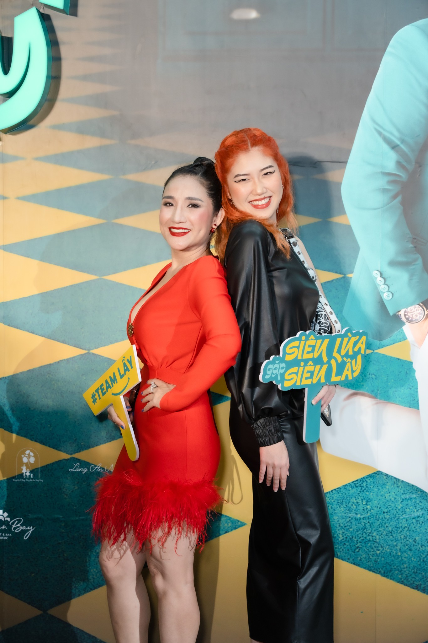 Dàn sao đổ bộ thảm đỏ ‘Siêu lừa gặp siêu lầy’: Thu Trang gợi cảm, Khánh Vân catwalk siêu cuốn