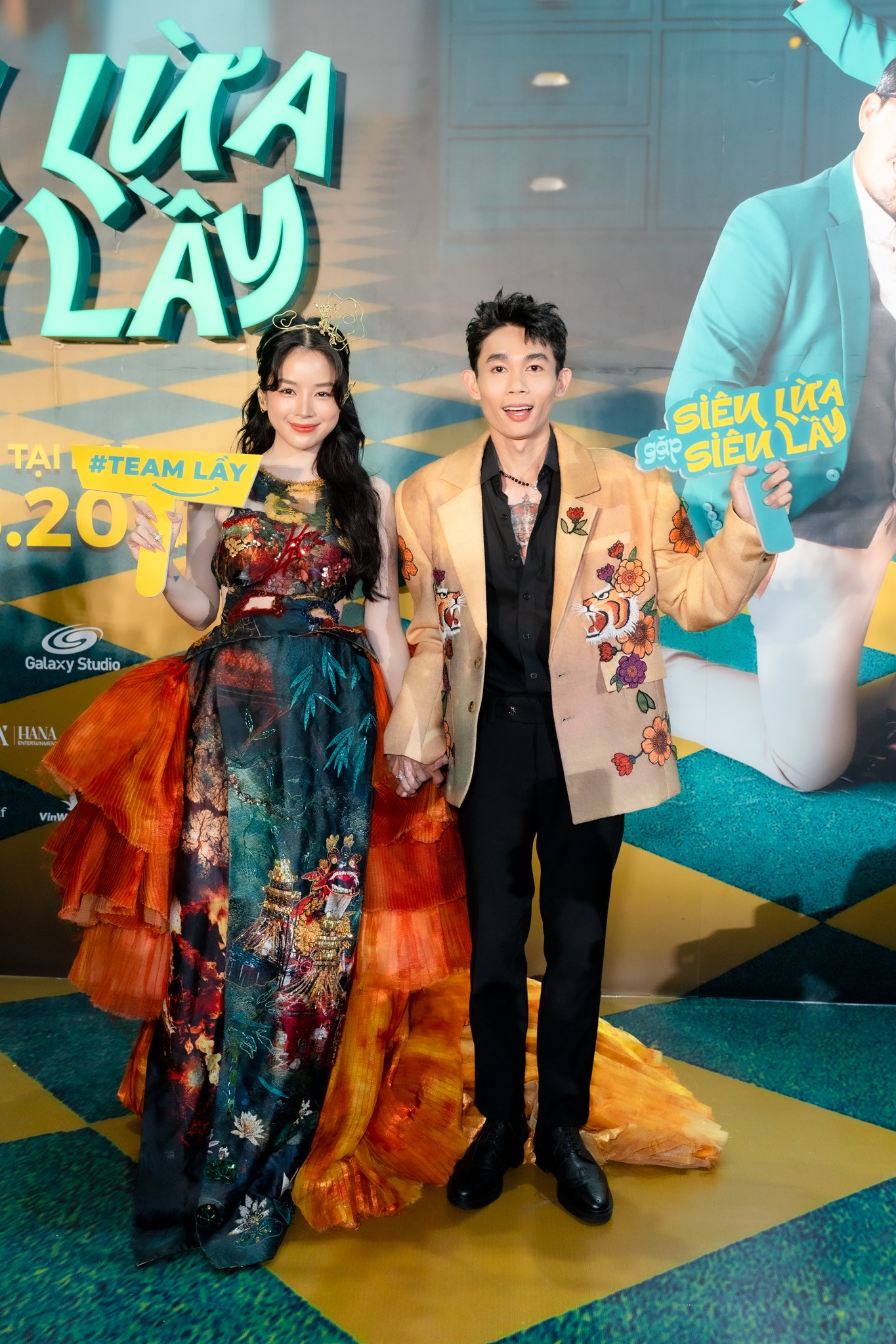 Dàn sao đổ bộ thảm đỏ ‘Siêu lừa gặp siêu lầy’: Thu Trang gợi cảm, Khánh Vân catwalk siêu cuốn Dàn sao đổ bộ thảm đỏ ‘Siêu lừa gặp siêu lầy’: Thu Trang gợi cảm, Khánh Vân catwalk siêu cuốn