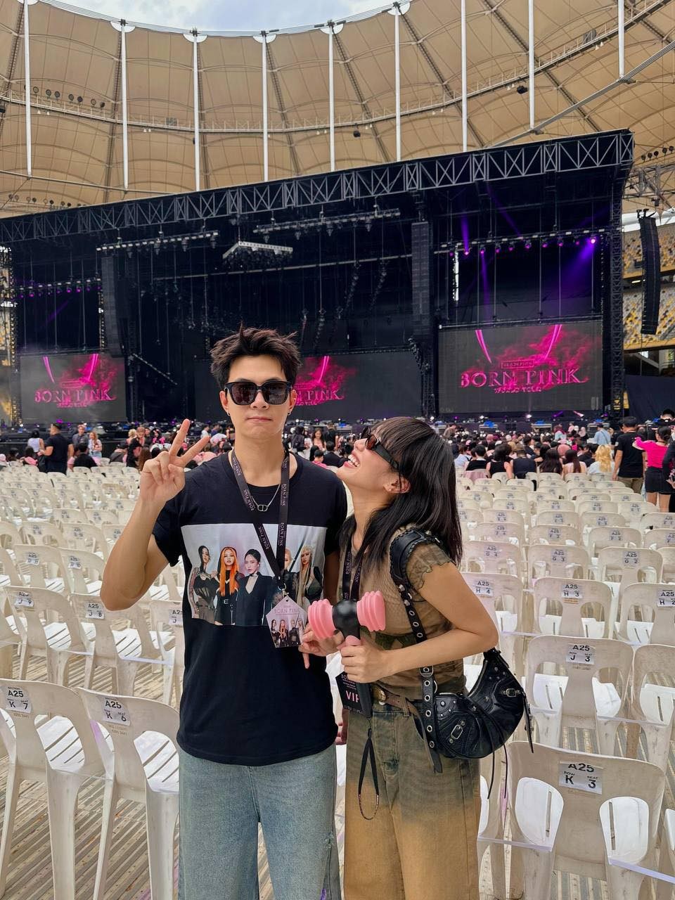 Anh Tú đưa vợ đi xem concert BLACKPINK: Netizen 'cười ngất' với chiếc áo 5 thành viên