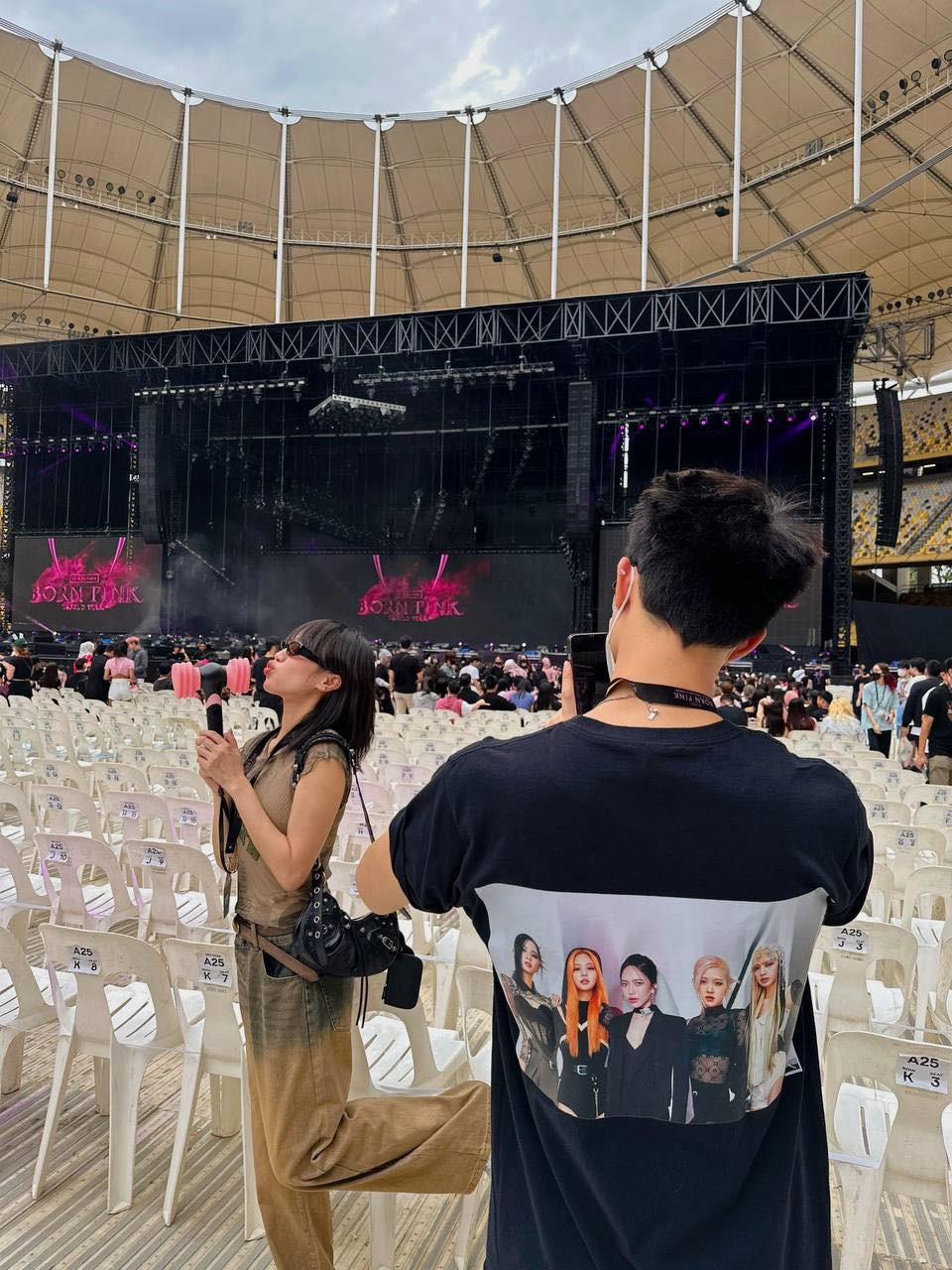 Anh Tú đưa vợ đi xem concert BLACKPINK: Netizen 'cười ngất' với chiếc áo 5 thành viên