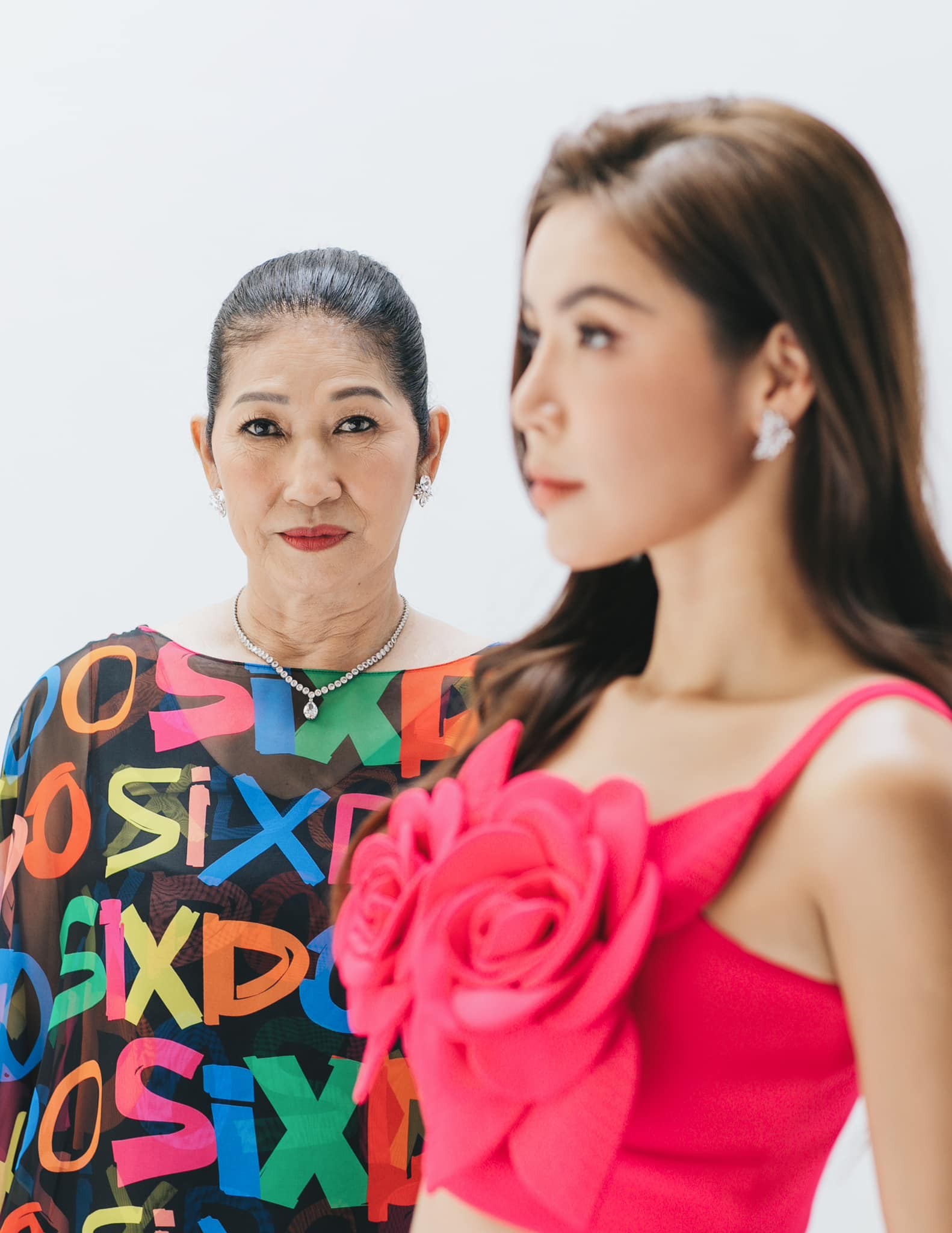 Mẹ ruột Minh Tú thể hiện thần thái không kém cạnh con gái siêu mẫu Mẹ ruột Minh Tú thần thái không kém cạnh khi chụp ảnh cùng con gái siêu mẫu