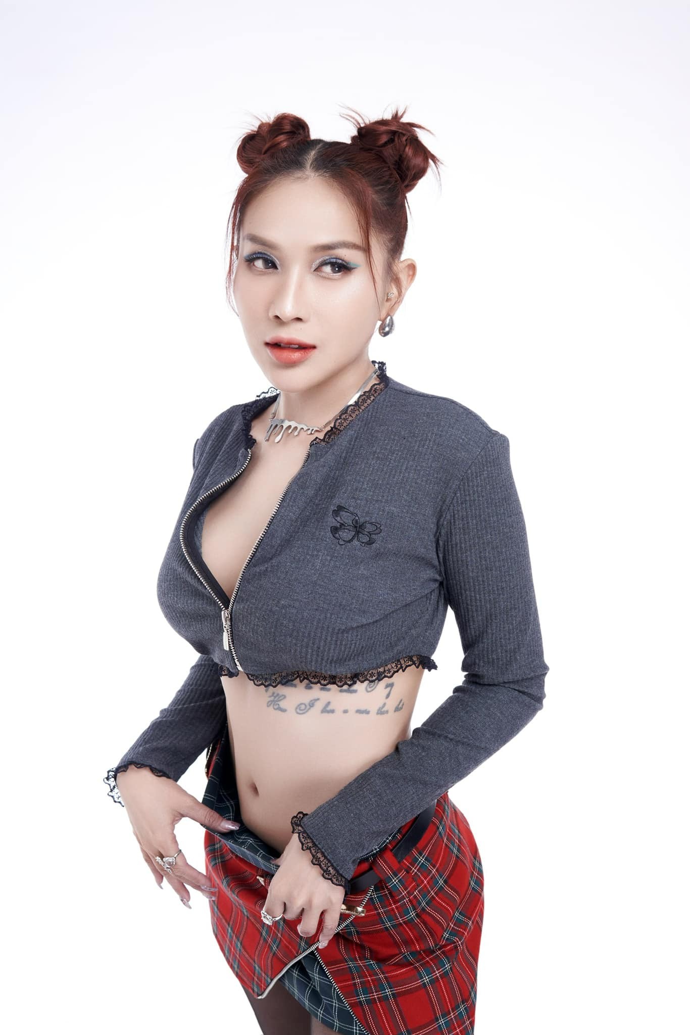 Khả Như khoe hình xăm hiểm hóc, diện đồ hở bạo nhưng không phản cảm