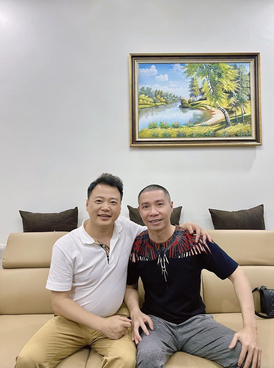 Phương Oanh và Shark Bình diện đồ đôi đến thăm 'bố Tuấn' Công Lý