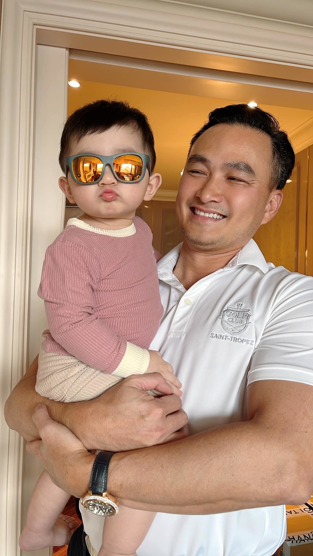 Quý tử Chi Bảo mê ba thấy rõ, phụ huynh vắng nhà liền ôm ảnh ‘hôn hít’