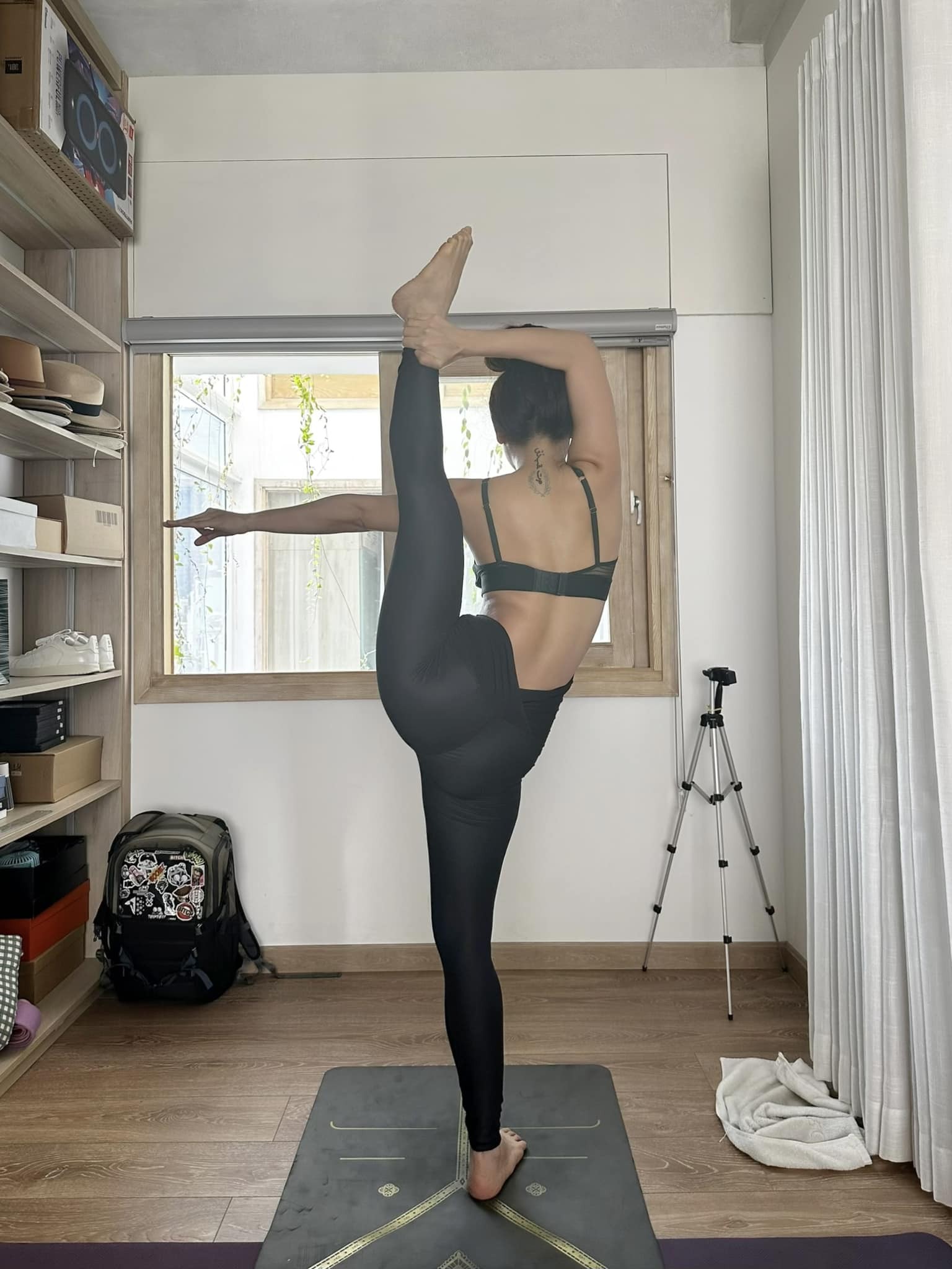 Bất chấp bị ngăn cản, mẹ bầu Phương Trinh Jolie vẫn bật ngửa tập yoga