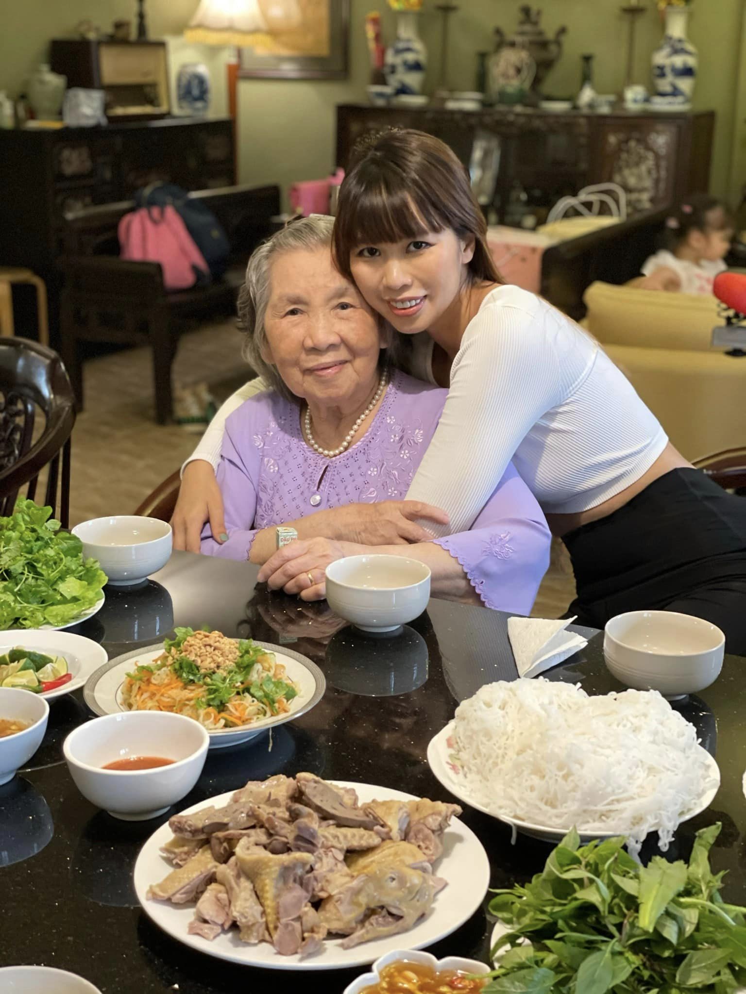 Siêu mẫu Hà Anh mừng sinh nhật bà nội 95 tuổi, khoe những khoảnh khắc có 1-0-2 Siêu mẫu Hà Anh mừng sinh nhật bà nội 95 tuổi, khoe những khoảnh khắc có 1-0-2
