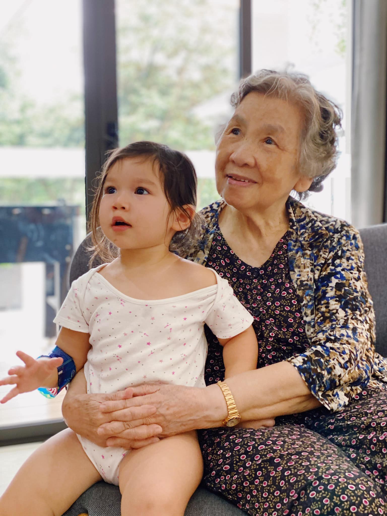 Siêu mẫu Hà Anh mừng sinh nhật bà nội 95 tuổi, khoe những khoảnh khắc có 1-0-2
