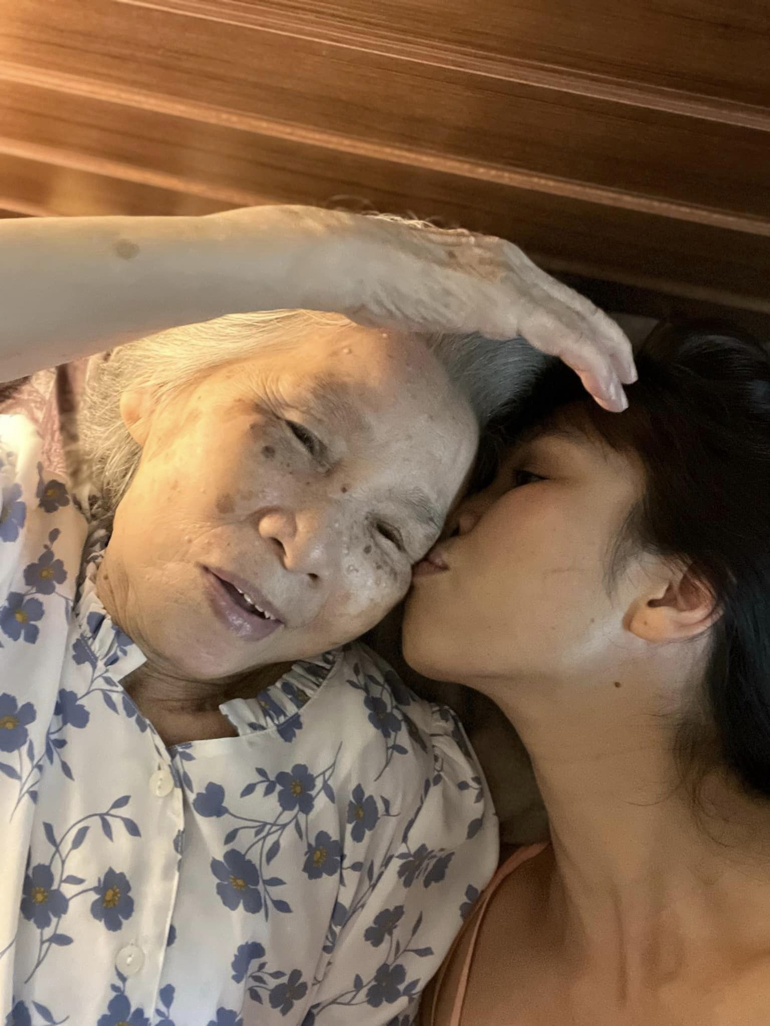 Siêu mẫu Hà Anh mừng sinh nhật bà nội 95 tuổi, khoe những khoảnh khắc có 1-0-2