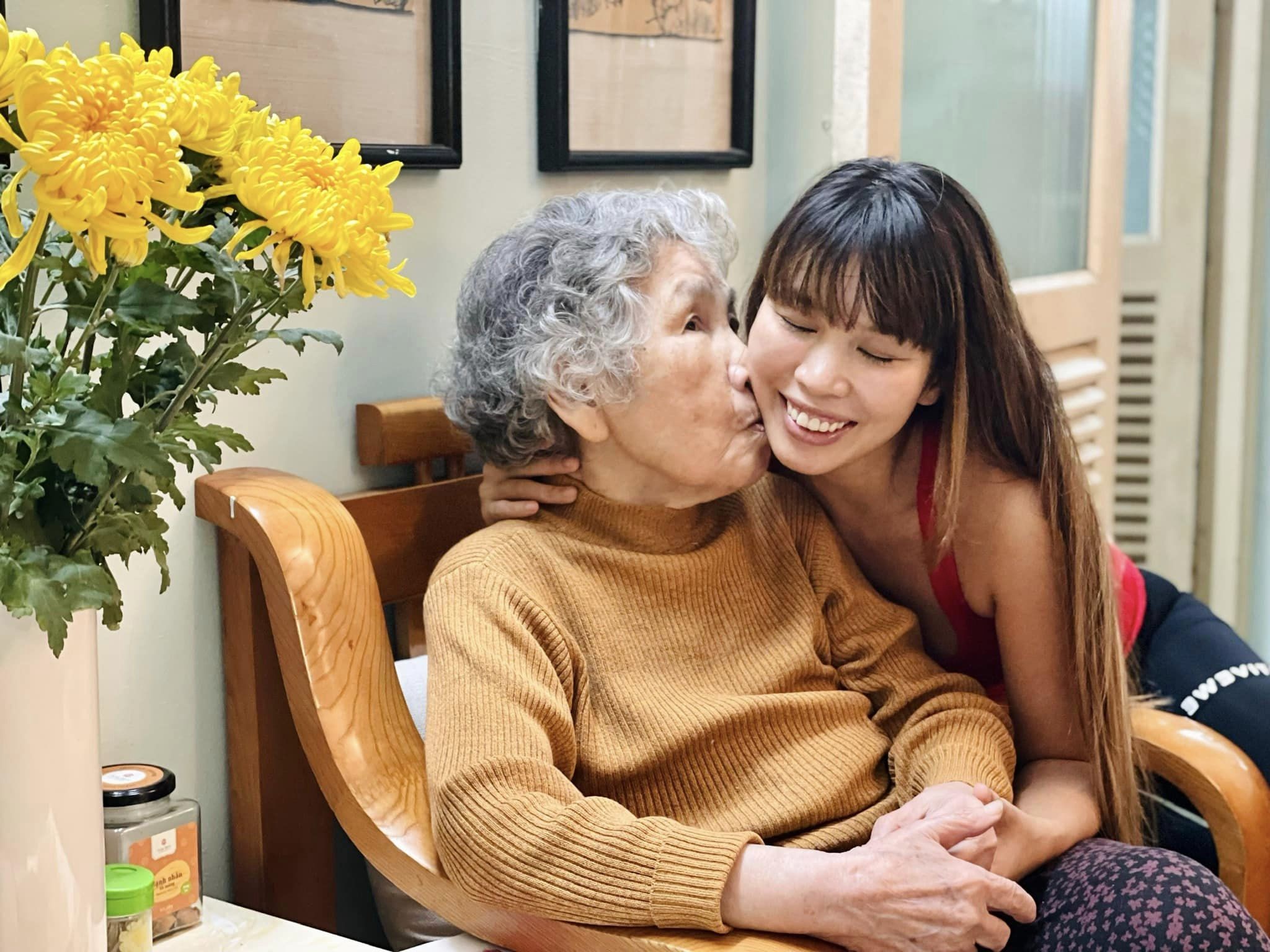 Siêu mẫu Hà Anh mừng sinh nhật bà nội 95 tuổi, khoe những khoảnh khắc có 1-0-2 Siêu mẫu Hà Anh mừng sinh nhật bà nội 95 tuổi, khoe những khoảnh khắc có 1-0-2