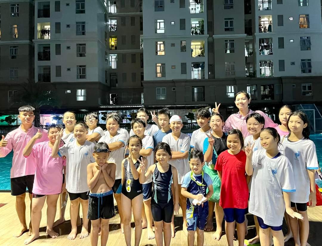 Lớp học bơi của Ánh Viên thu hút sự quan tâm và tham gia của nhiều bạn nhỏ. (Ảnh: Nguyễn Thị Ánh Viên)