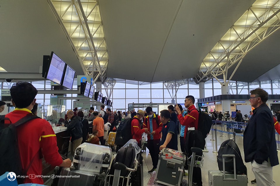 Bầu không khí vui vẻ của U23 Việt Nam tại sân bay Nội Bài trước giờ sang Qatar. (Ảnh: VFF)