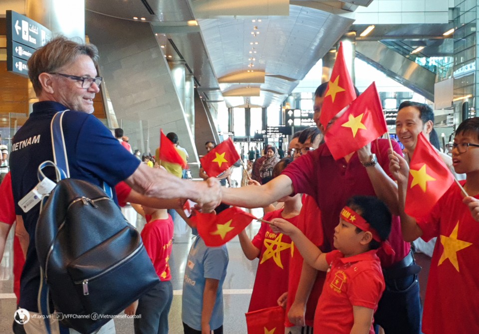 Thầy trò HLV Troussier nhận được sự tiếp đón nồng hậu của cộng đồng người Việt tại Qatar. (Ảnh: VFF)