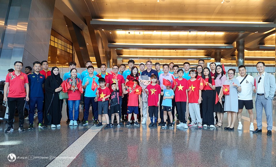 U23 Việt Nam chụp hình kỉ niệm cùng người hâm mộ tại Qatar. (Ảnh: VFF)