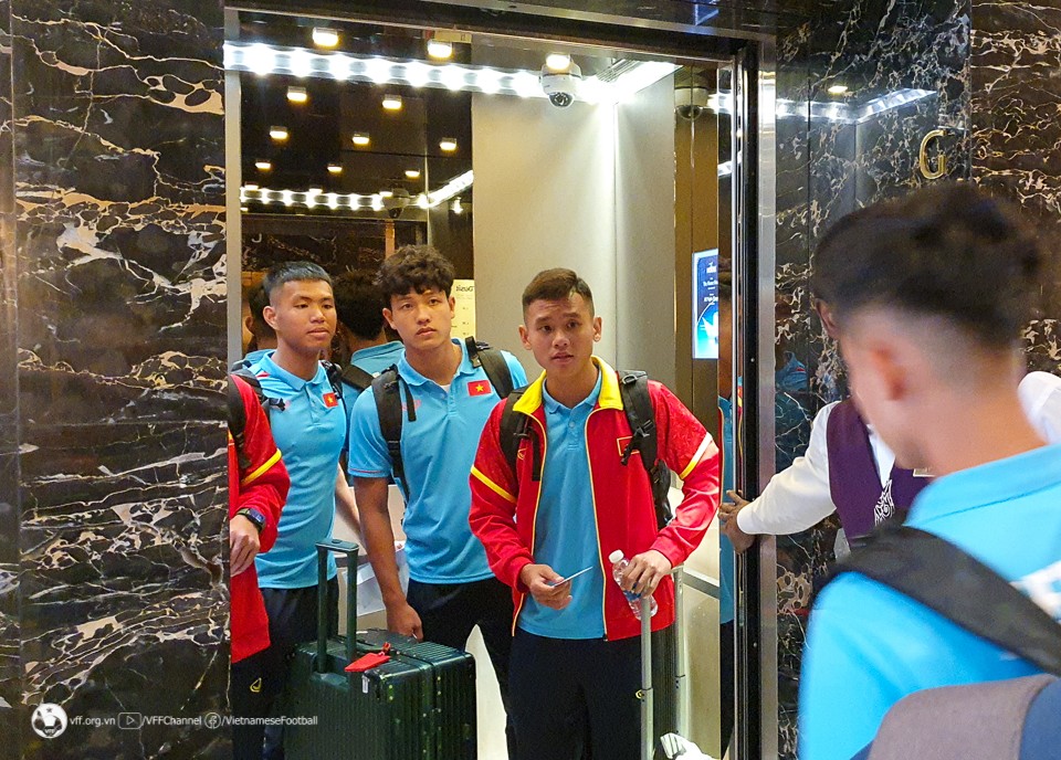 Các cầu thủ tuyển U23 Việt Nam có mặt tại khách sạn Crowne Plaza. (Ảnh: VFF)