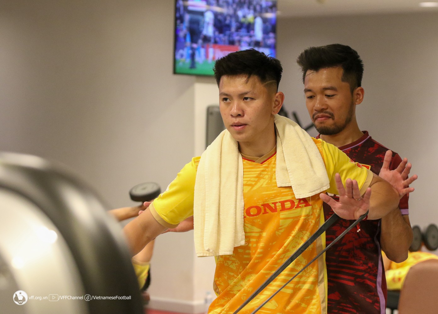 Trung vệ Vũ Tiến Long được các trợ lý hỗ trợ trong buổi tập. (Ảnh: VFF) Trung vệ Vũ Tiến Long được các trợ lý hỗ trợ trong buổi tập. (Ảnh: VFF)