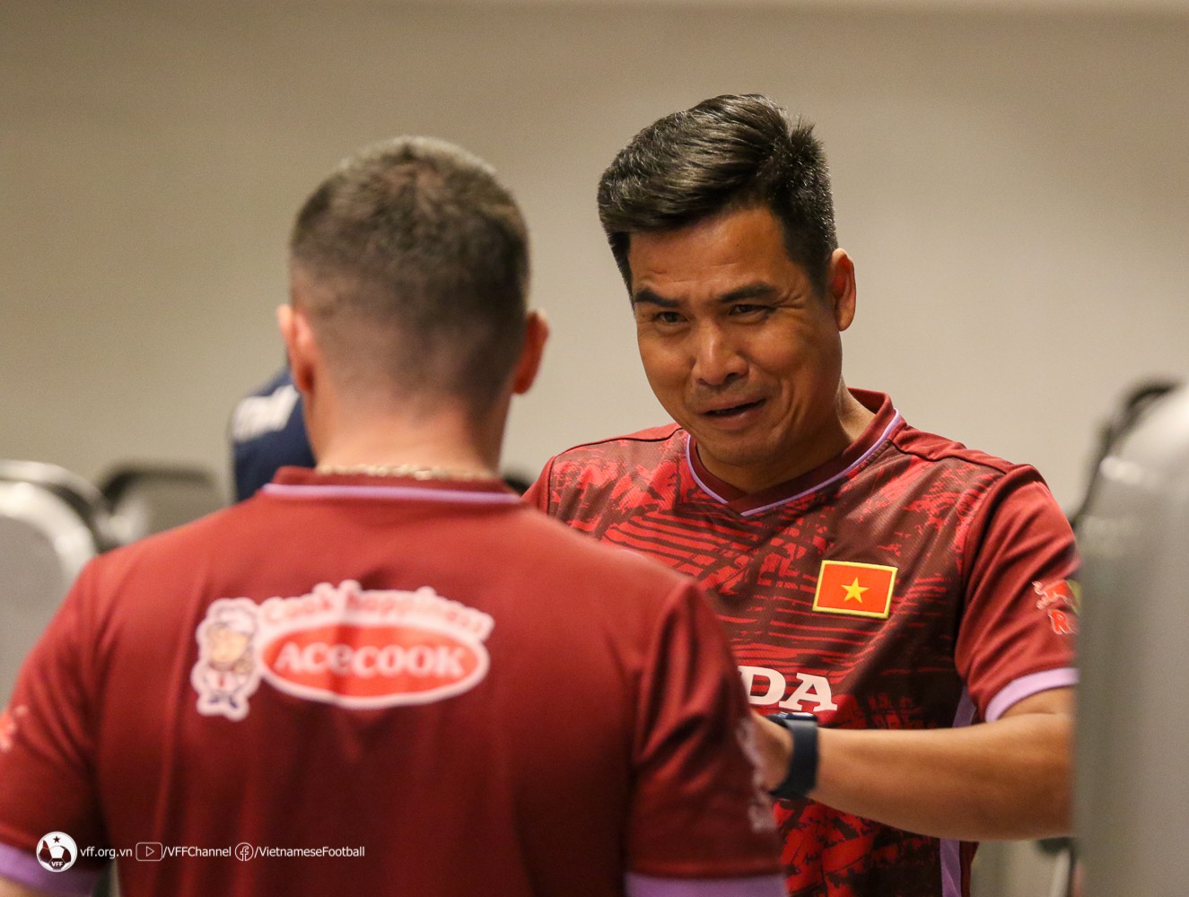 Trợ lý Nguyễn Việt Thắng có mặt để quan sát, nhắc nhở các cầu thủ. (Ảnh: VFF)