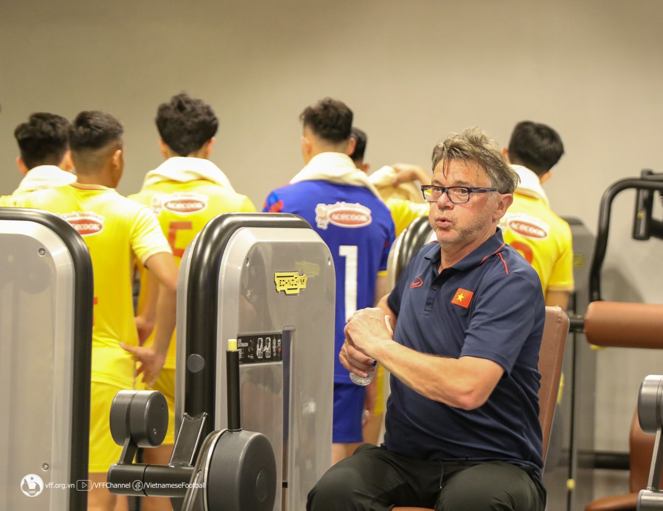 Huấn luyện viên Troussier cũng cùng các học trò tập luyện tại phòng tập Gym. (Ảnh: VFF)