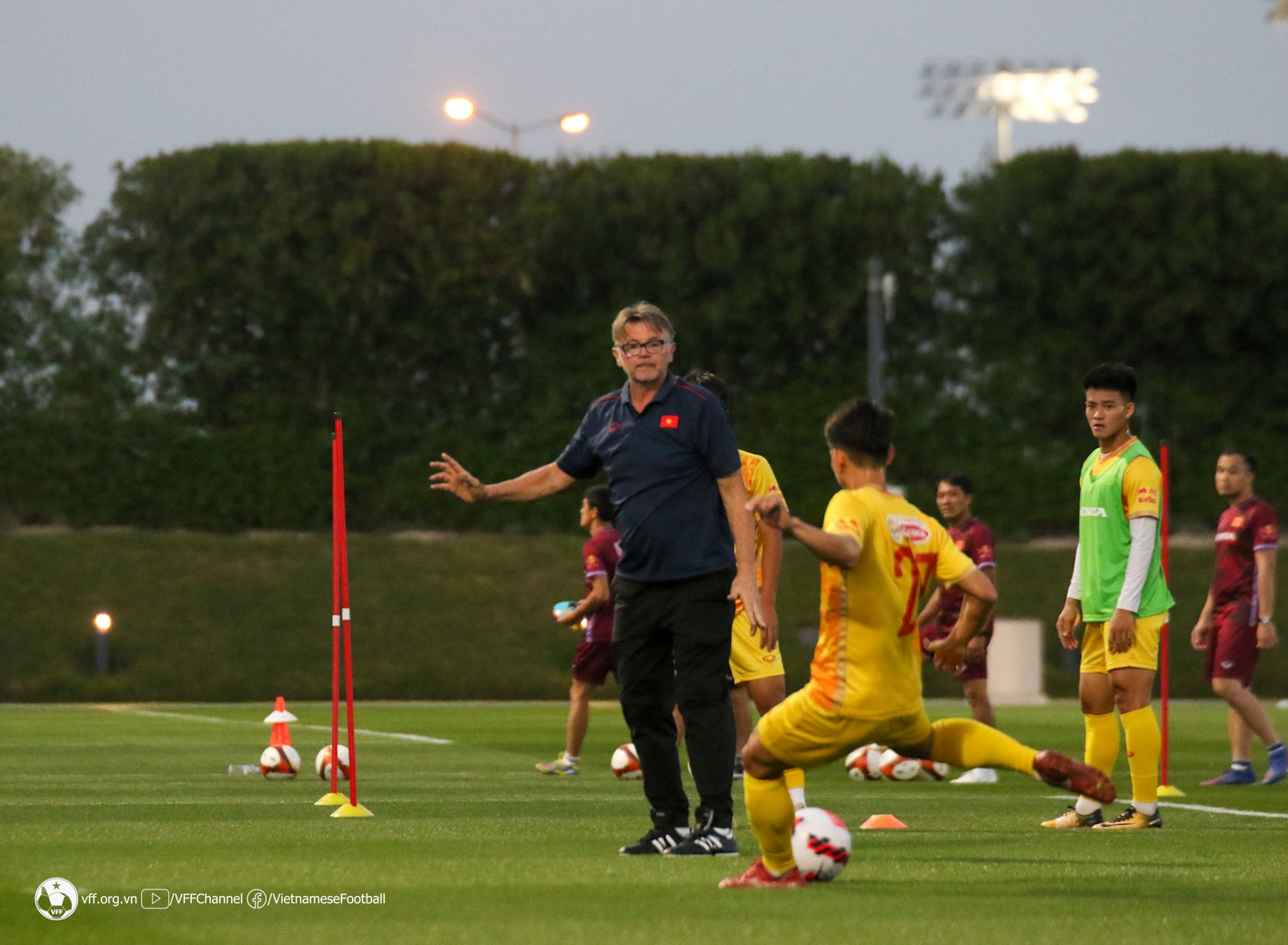 HLV Phillippe Troussier chăm chú quan sát các cầu thủ tuyển U23 Việt Nam tập dứt điểm. (Ảnh: VFF)
